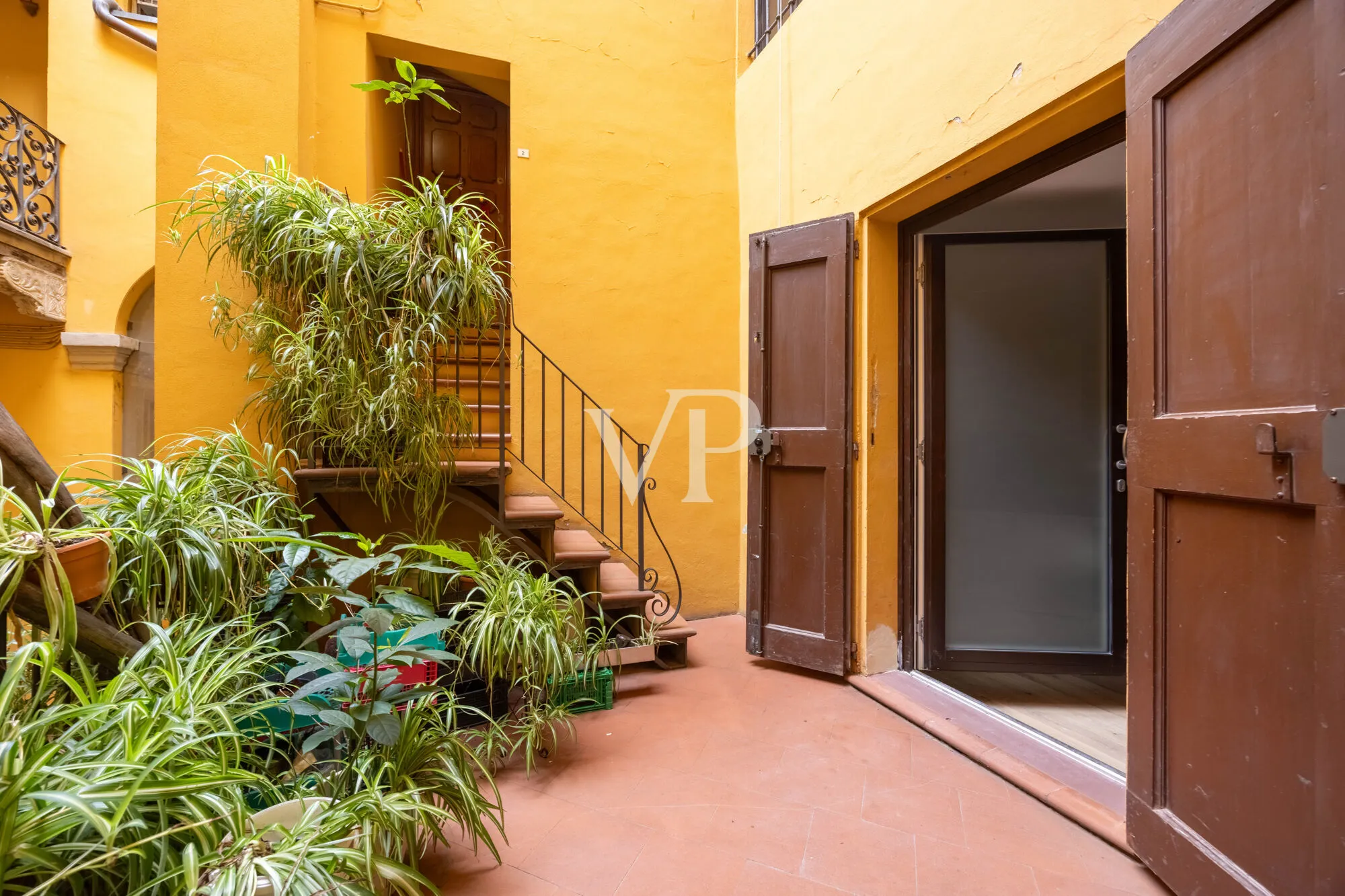 Elegante Drei-Zimmer-Wohnung im prestigeträchtigen Palazzo dei Notai mit Blick auf San Petronio