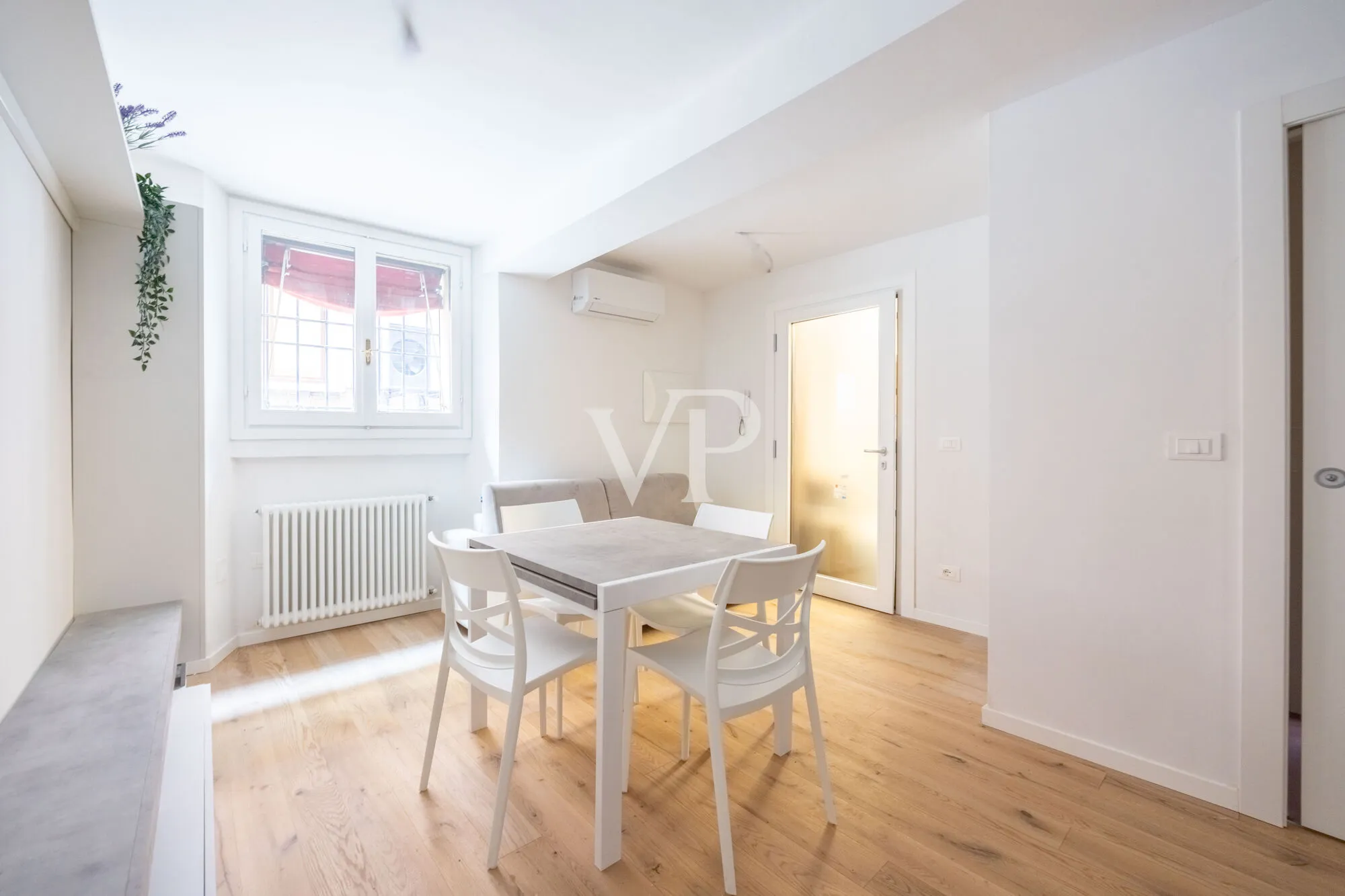 Elegante Drei-Zimmer-Wohnung im prestigeträchtigen Palazzo dei Notai mit Blick auf San Petronio