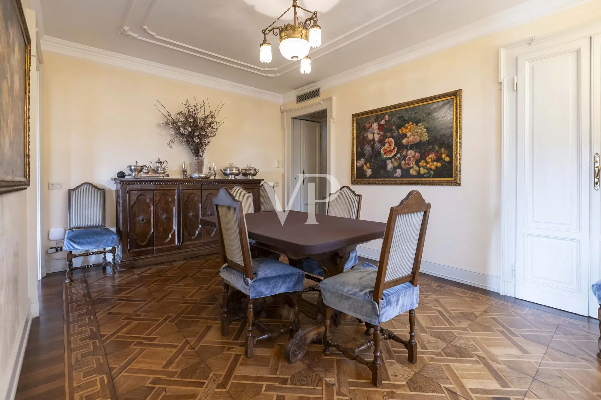 Elegante Fünf-Zimmer-Wohnung mit Terrasse auf zwei Ebenen am Corso Magenta
