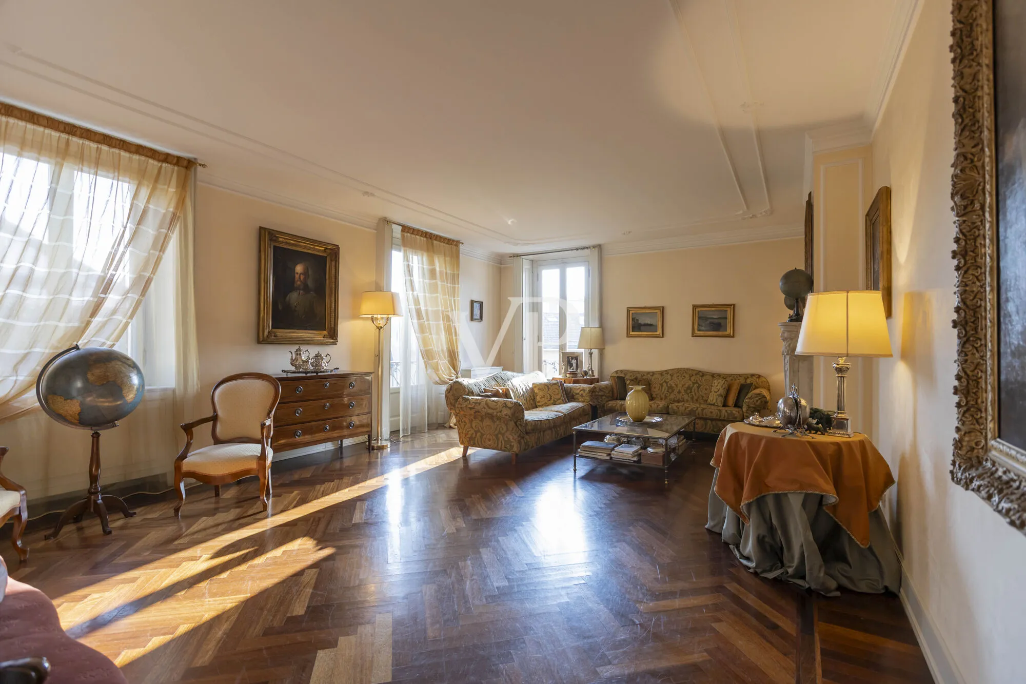 Elegante Fünf-Zimmer-Wohnung mit Terrasse auf zwei Ebenen am Corso Magenta