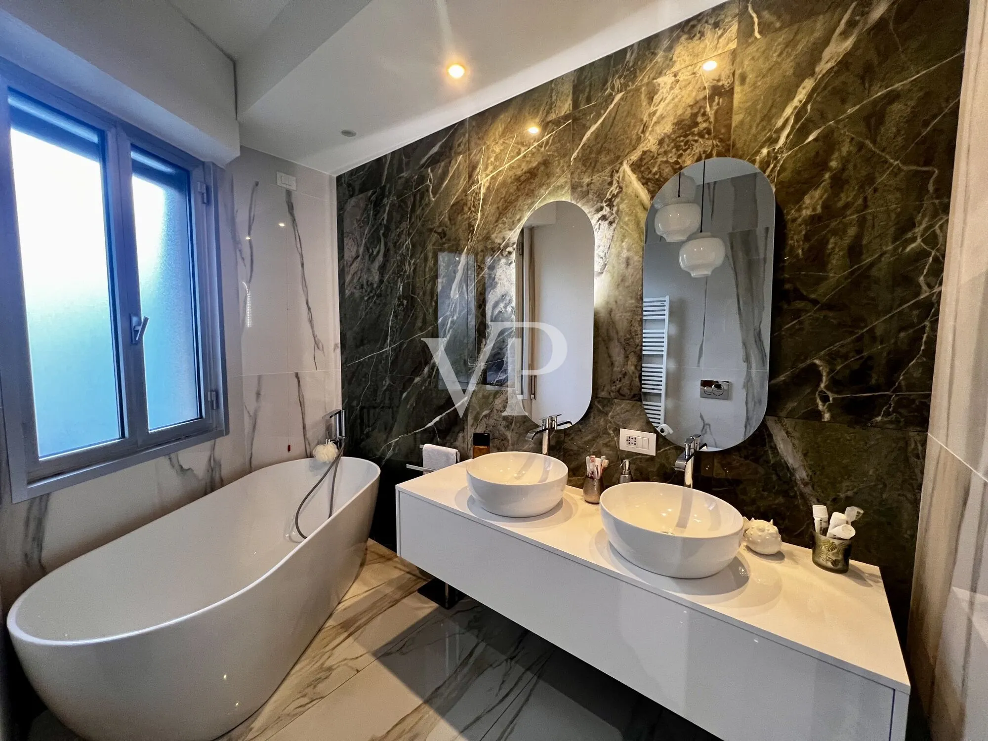 Exklusive Dreizimmerwohnung im 7. Stock mit zwei Badezimmern und Balkonen
