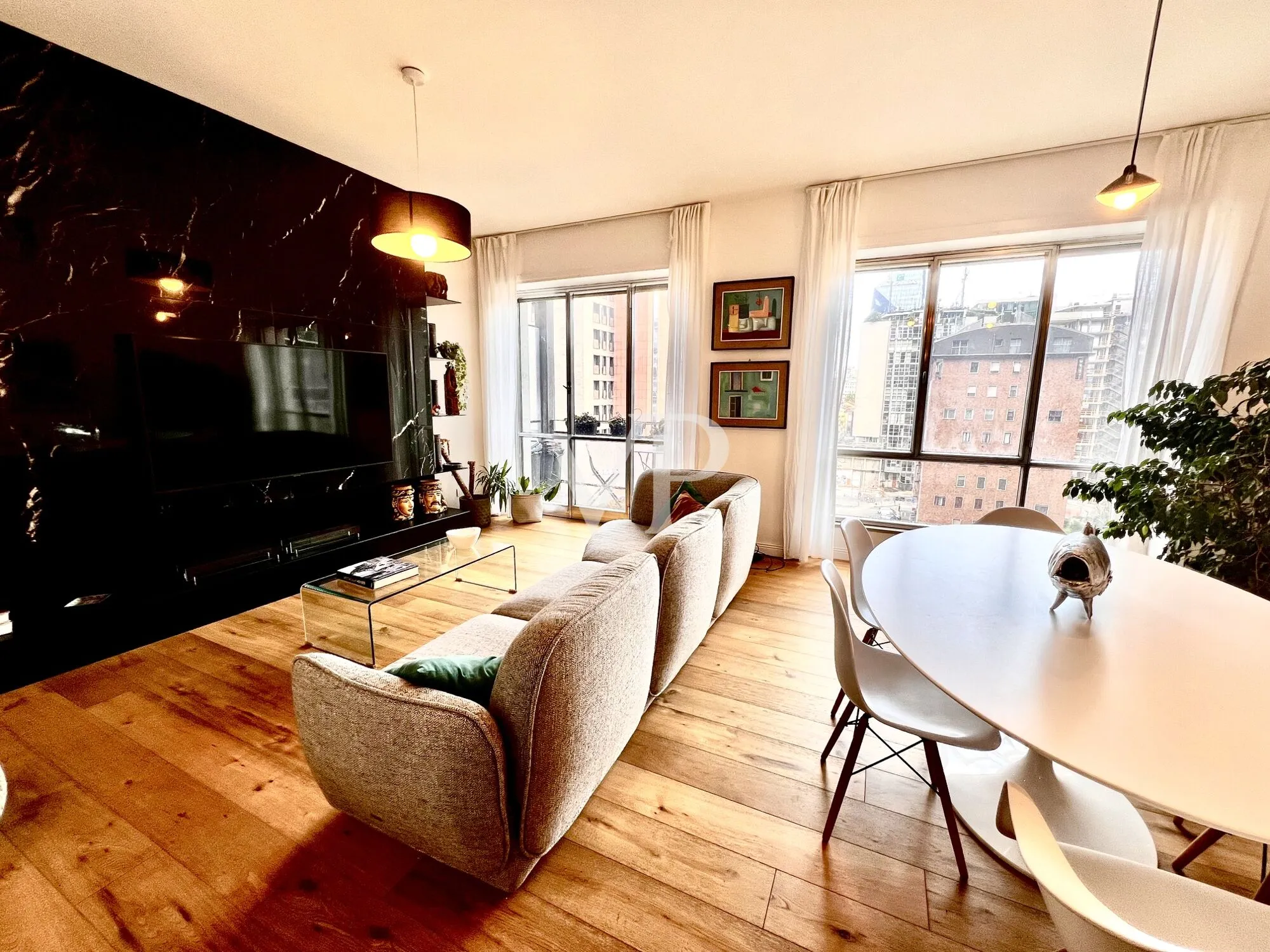 Exklusive Dreizimmerwohnung im 7. Stock mit zwei Badezimmern und Balkonen