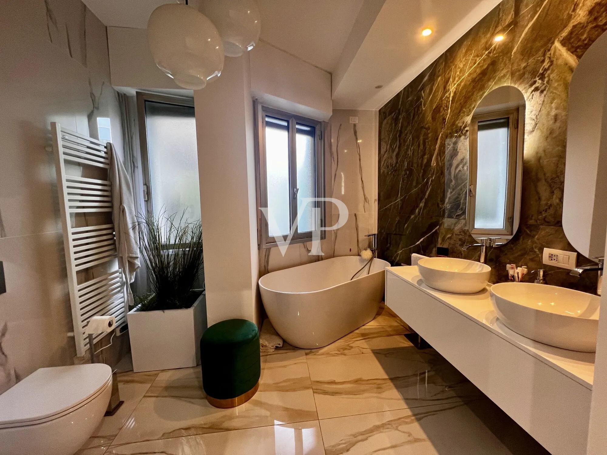 Exklusive Dreizimmerwohnung im 7. Stock mit zwei Badezimmern und Balkonen