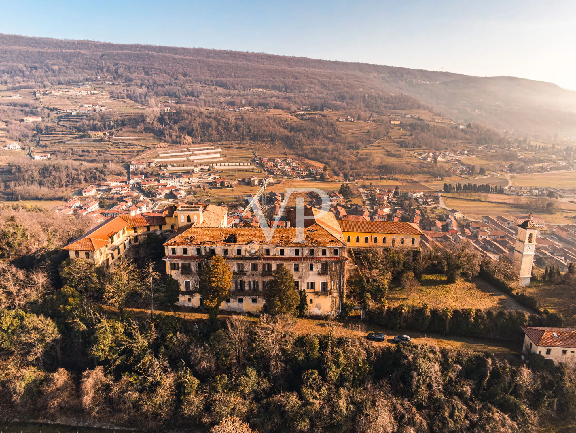 Majestätische Burg wird auf der Via Francigena umgeschrieben