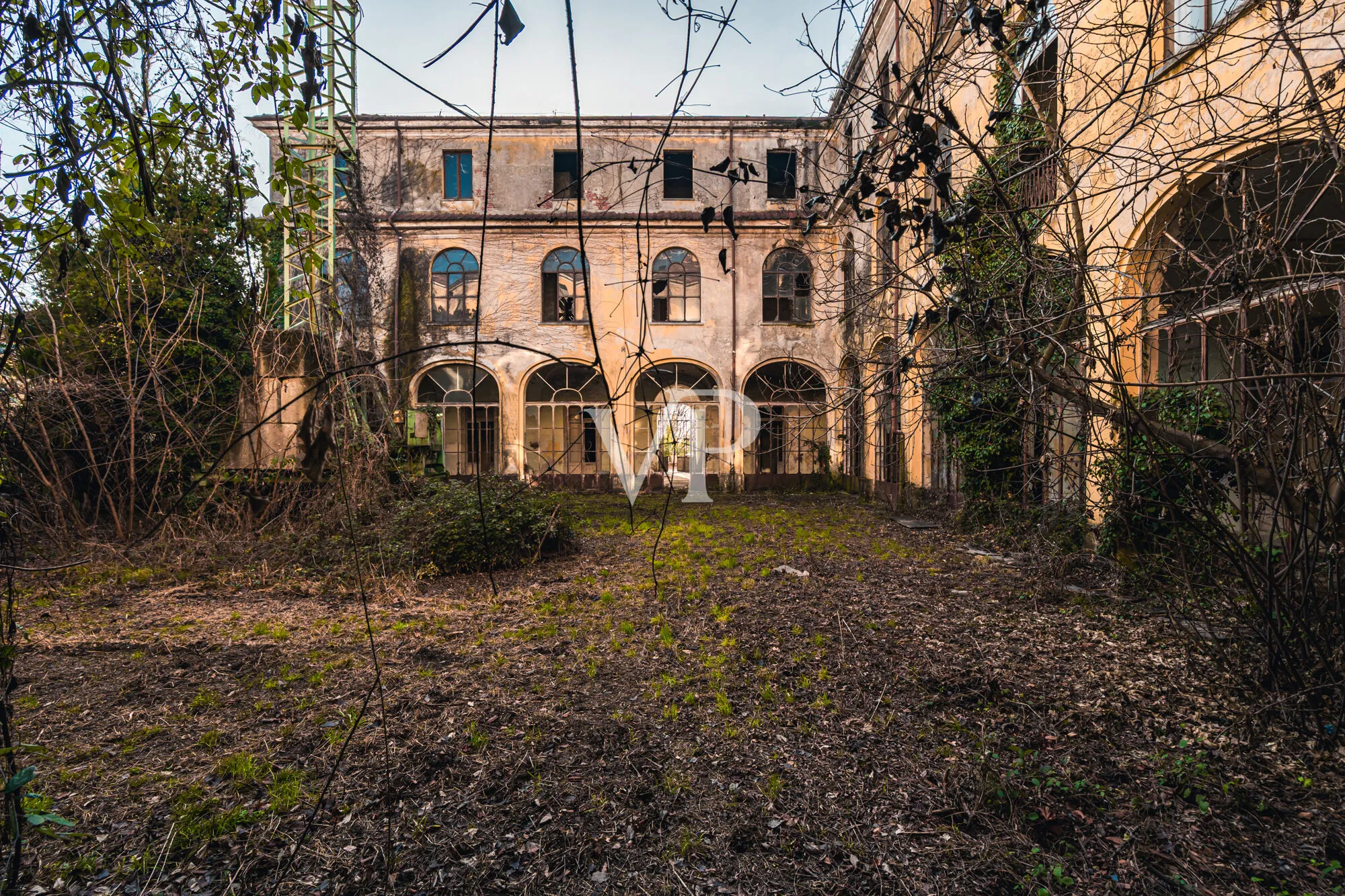 Majestätische Burg wird auf der Via Francigena umgeschrieben