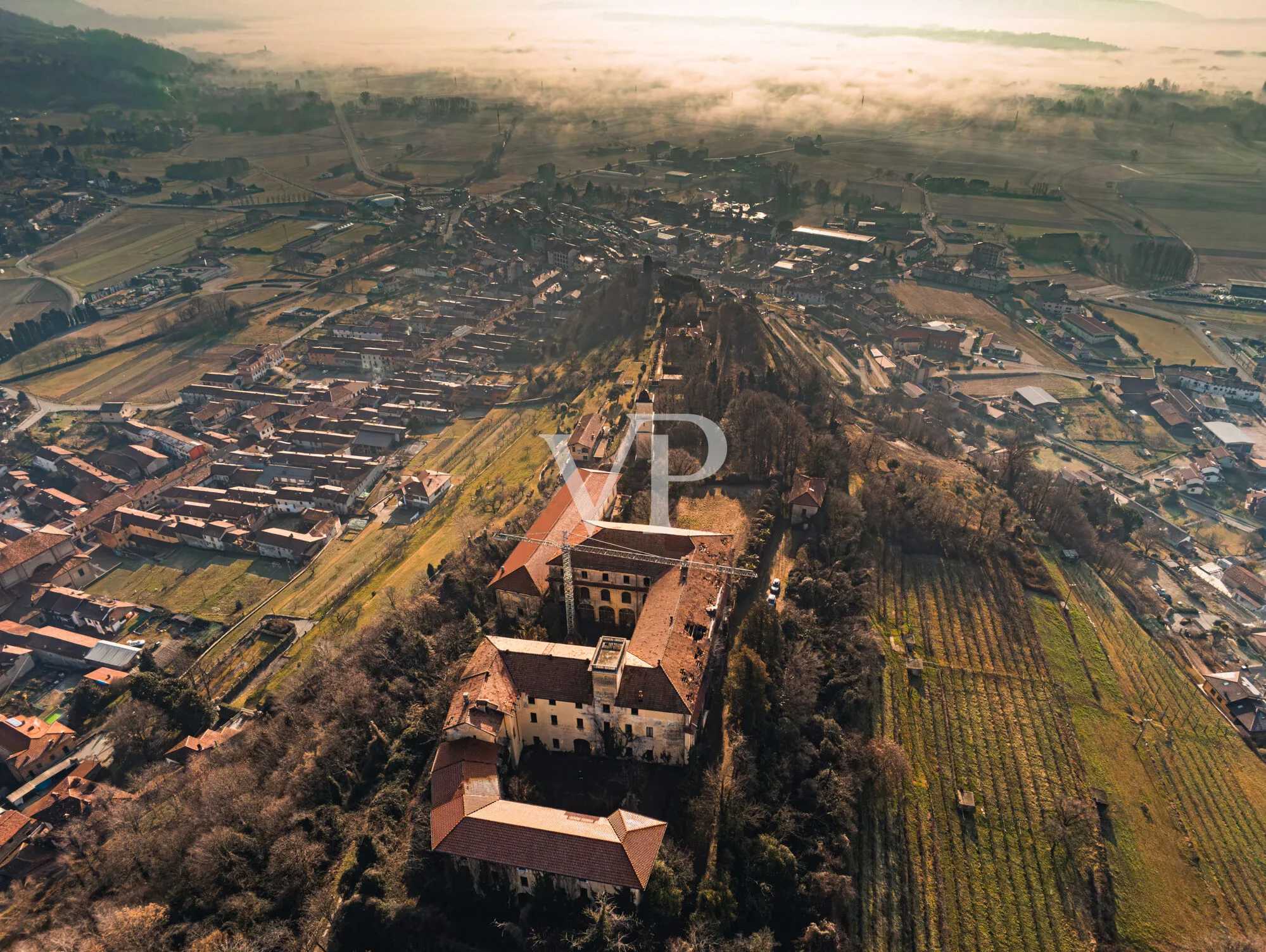 Majestätische Burg wird auf der Via Francigena umgeschrieben