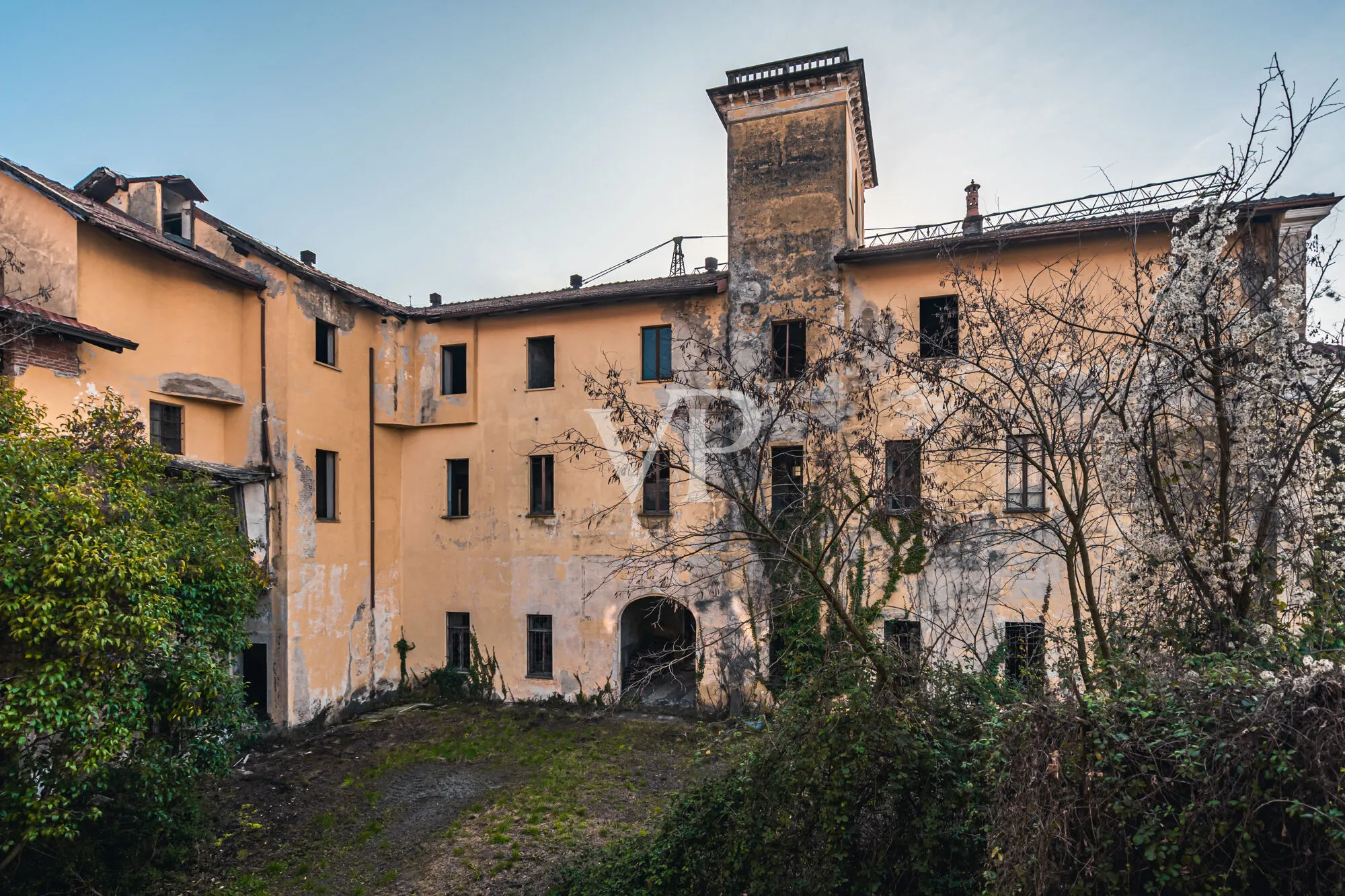 Majestätische Burg wird auf der Via Francigena umgeschrieben