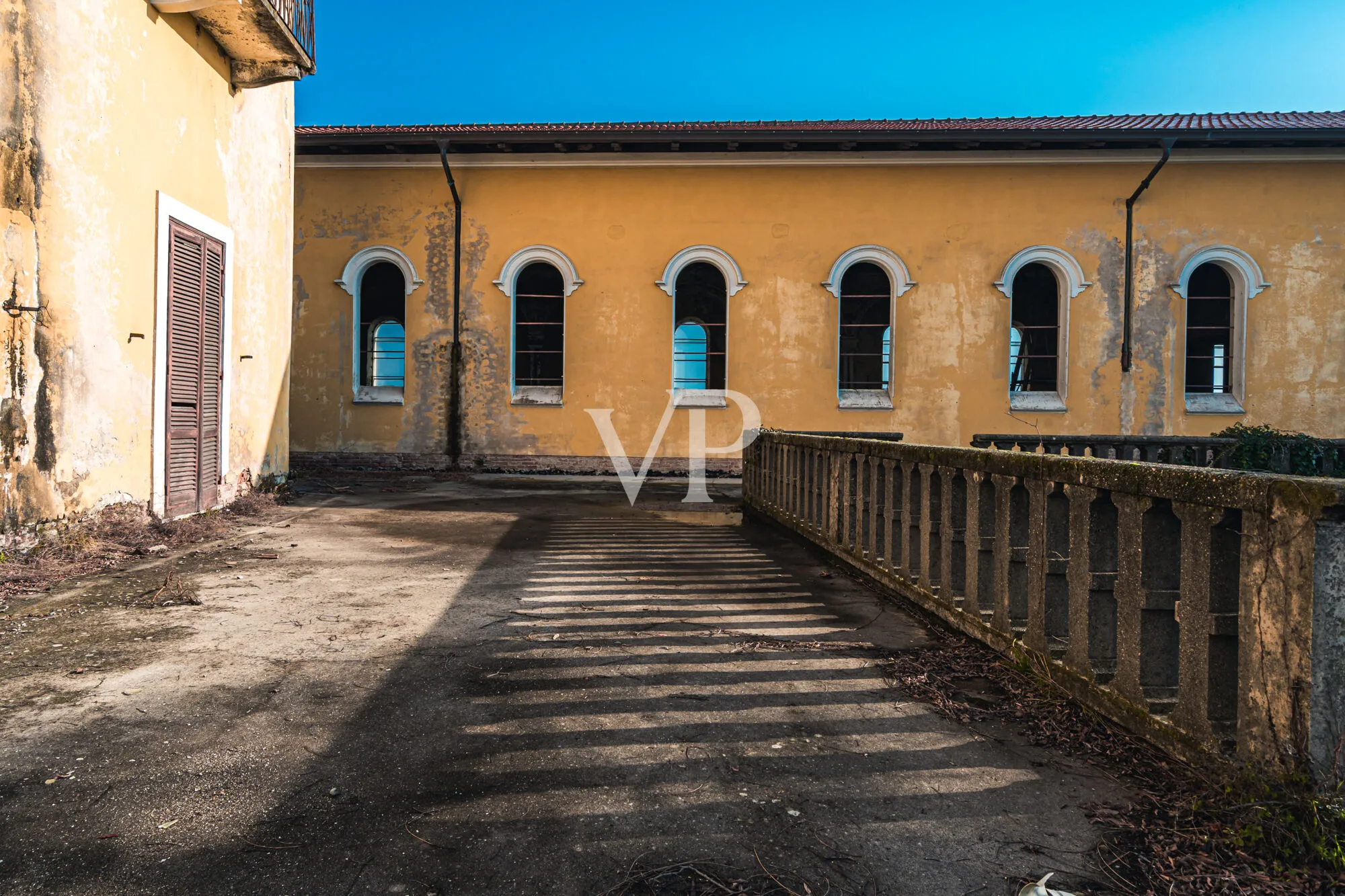 Majestätische Burg wird auf der Via Francigena umgeschrieben