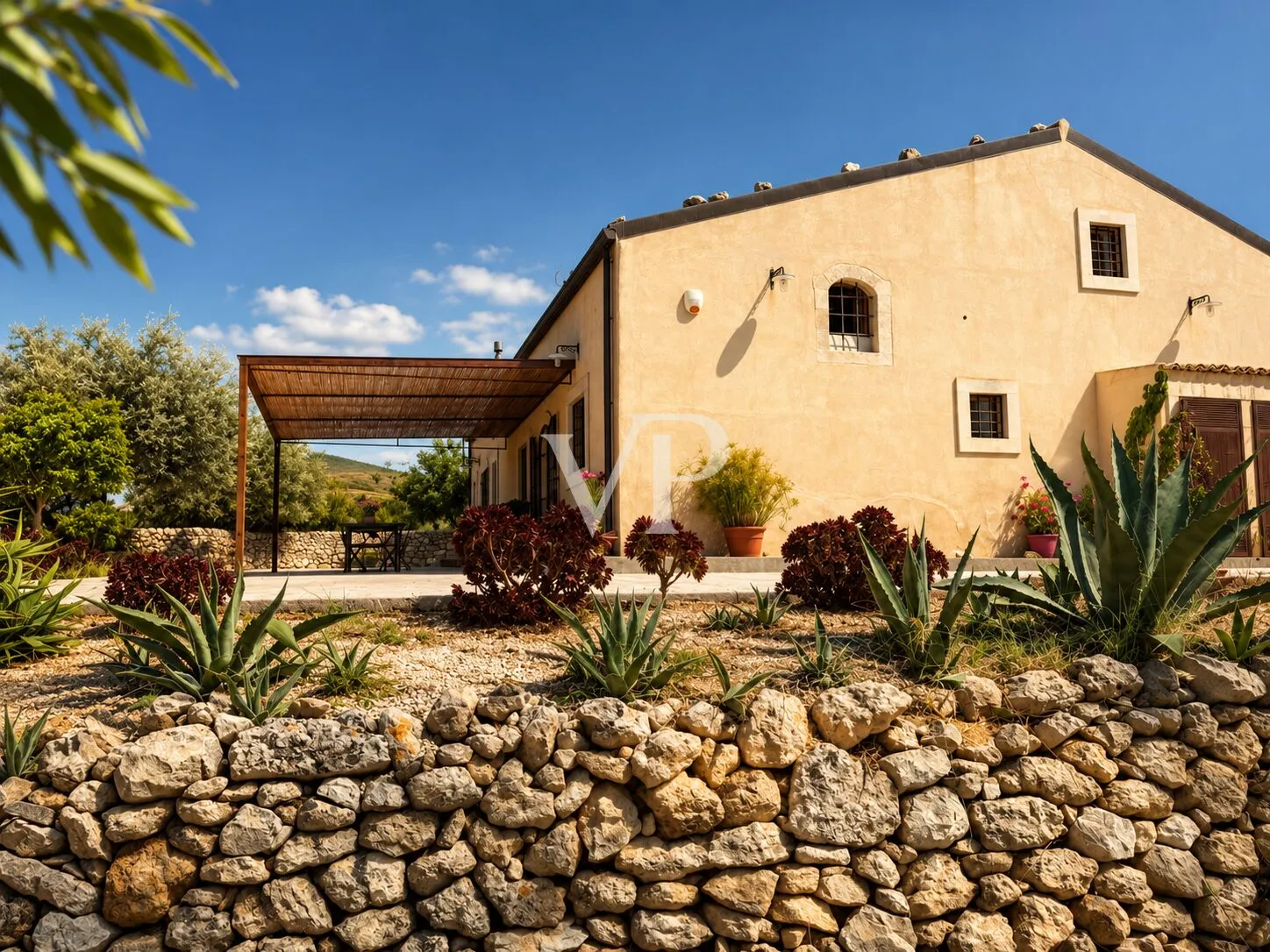 Esclusivo casale di campagna situato a soli quattro chilometri da Noto, la capitale del Barocco