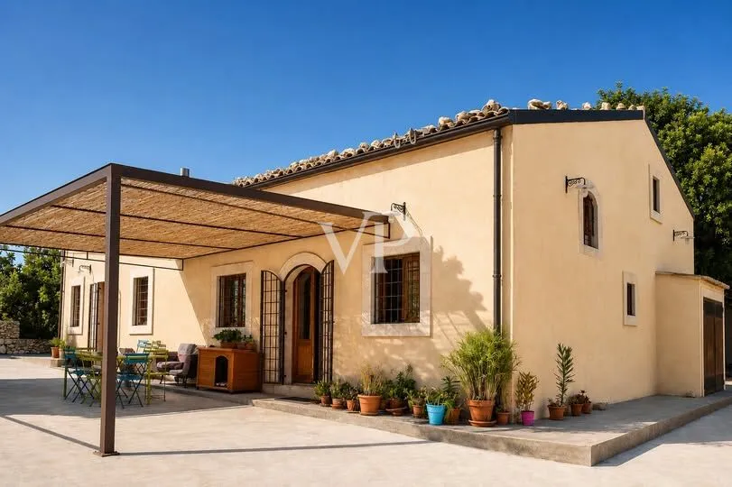 Esclusivo casale di campagna situato a soli quattro chilometri da Noto, la capitale del Barocco