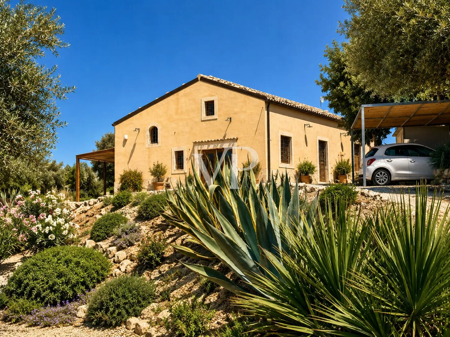 Esclusivo casale di campagna situato a soli quattro chilometri da Noto, la capitale del Barocco
