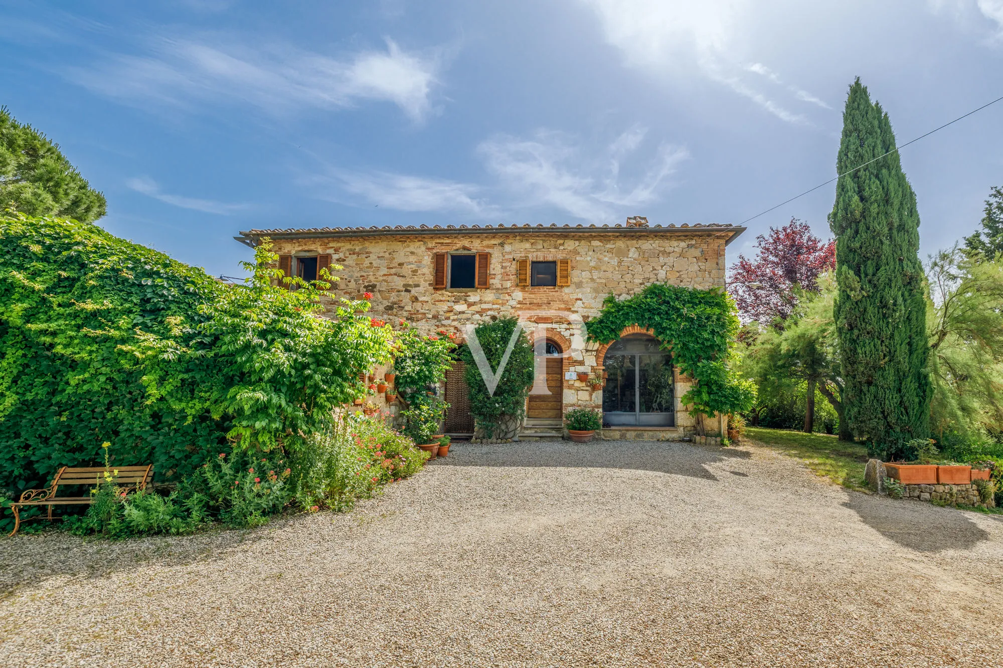 Tenuta storica con villa indipendente e due annessi immersa tra le colline toscane