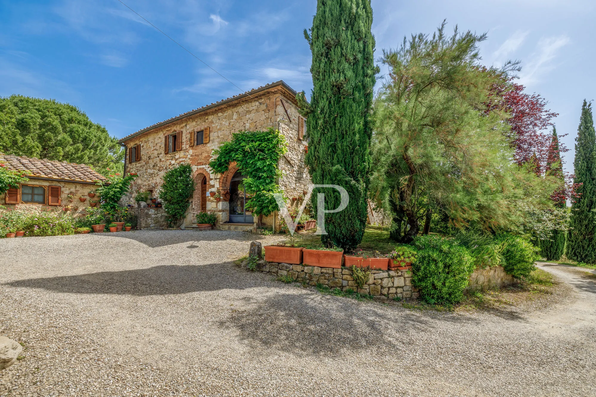 Tenuta storica con villa indipendente e due annessi immersa tra le colline toscane
