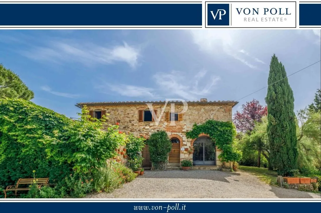 Tenuta storica con villa indipendente e due annessi immersa tra le colline toscane