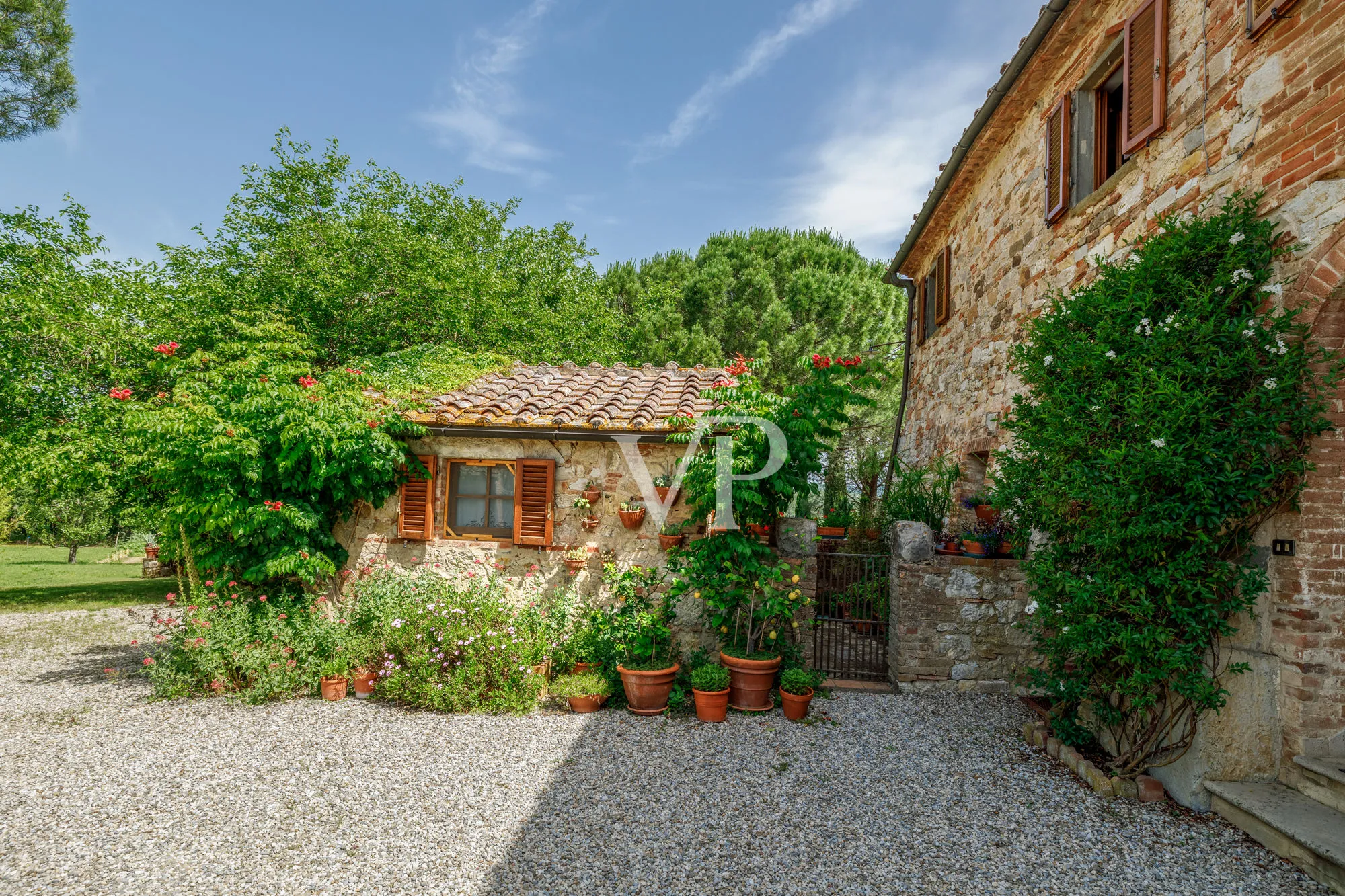 Tenuta storica con villa indipendente e due annessi immersa tra le colline toscane