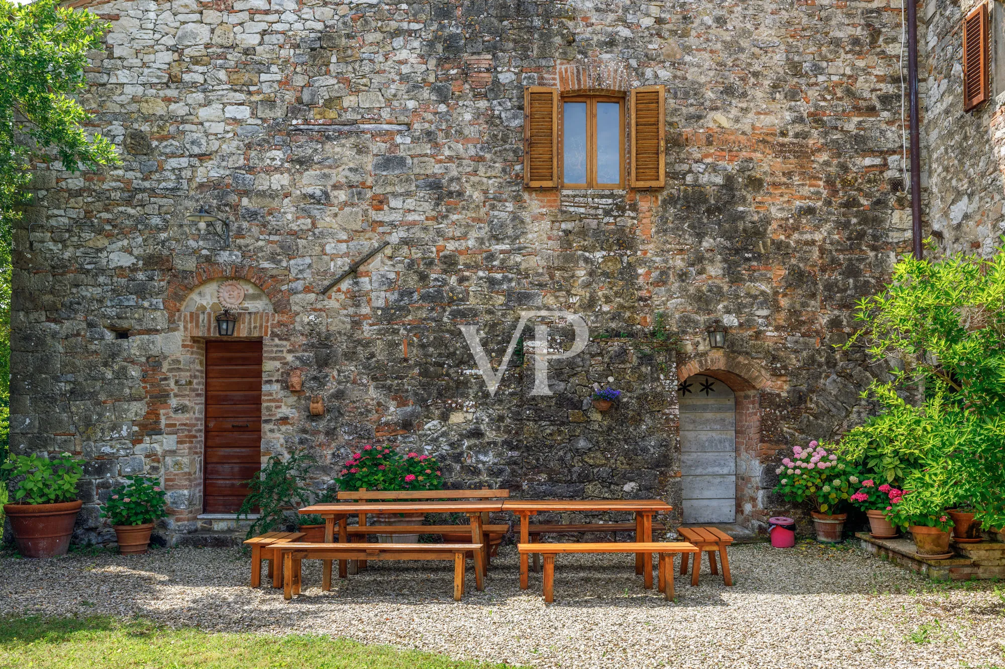 Tenuta storica con villa indipendente e due annessi immersa tra le colline toscane