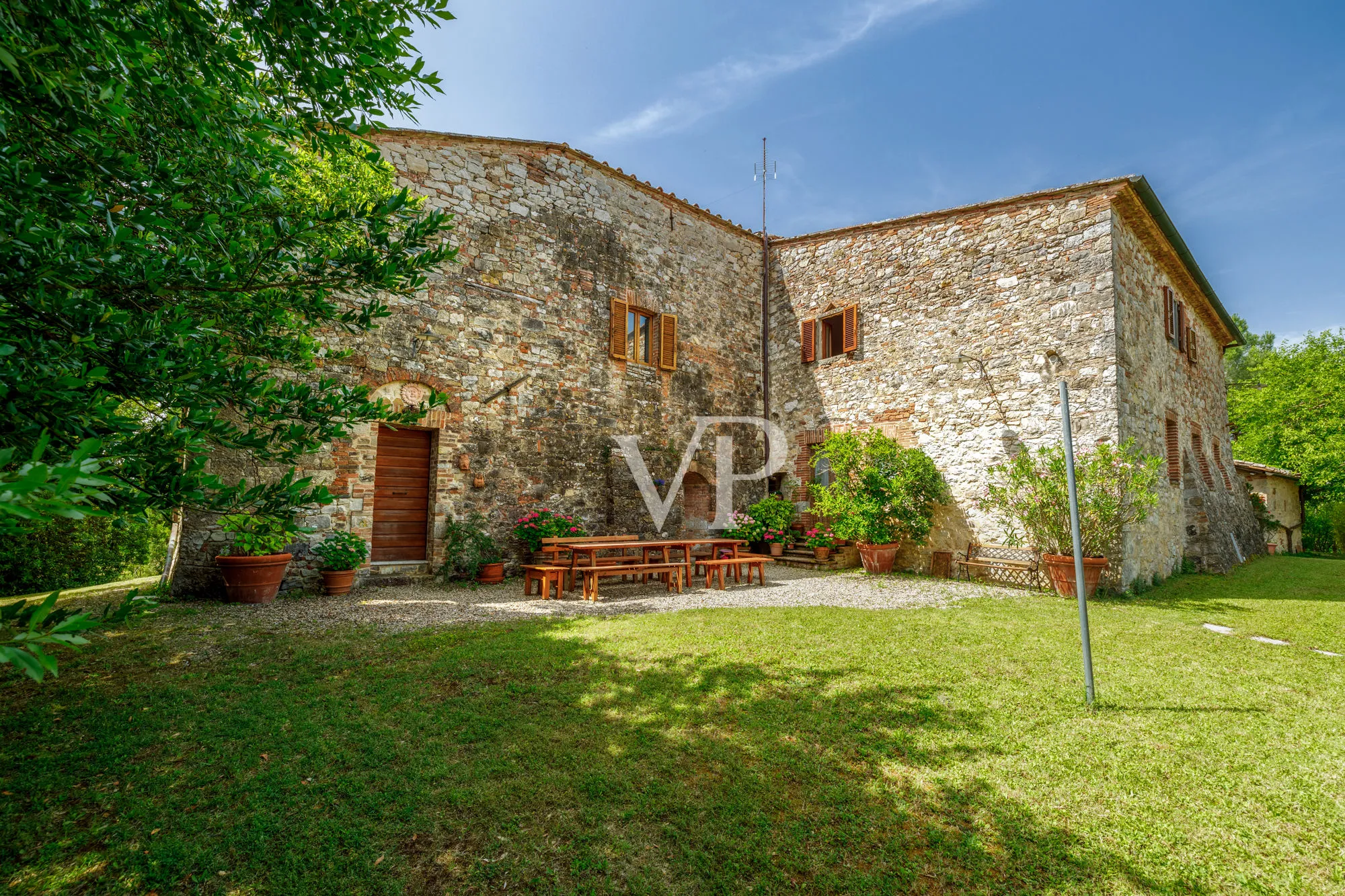 Tenuta storica con villa indipendente e due annessi immersa tra le colline toscane