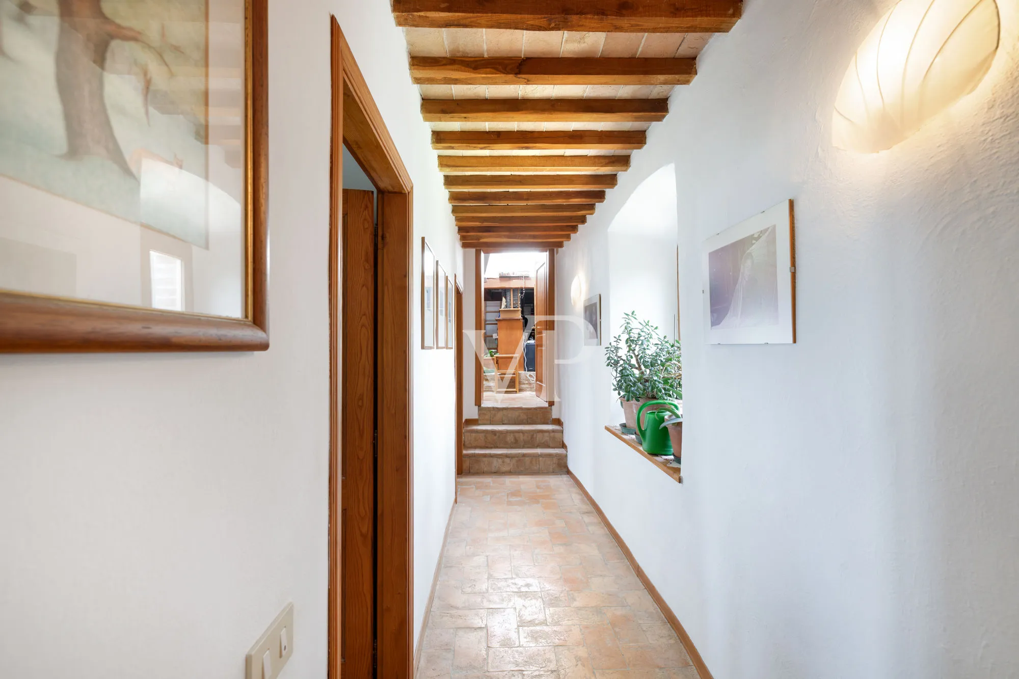 Tenuta storica con villa indipendente e due annessi immersa tra le colline toscane