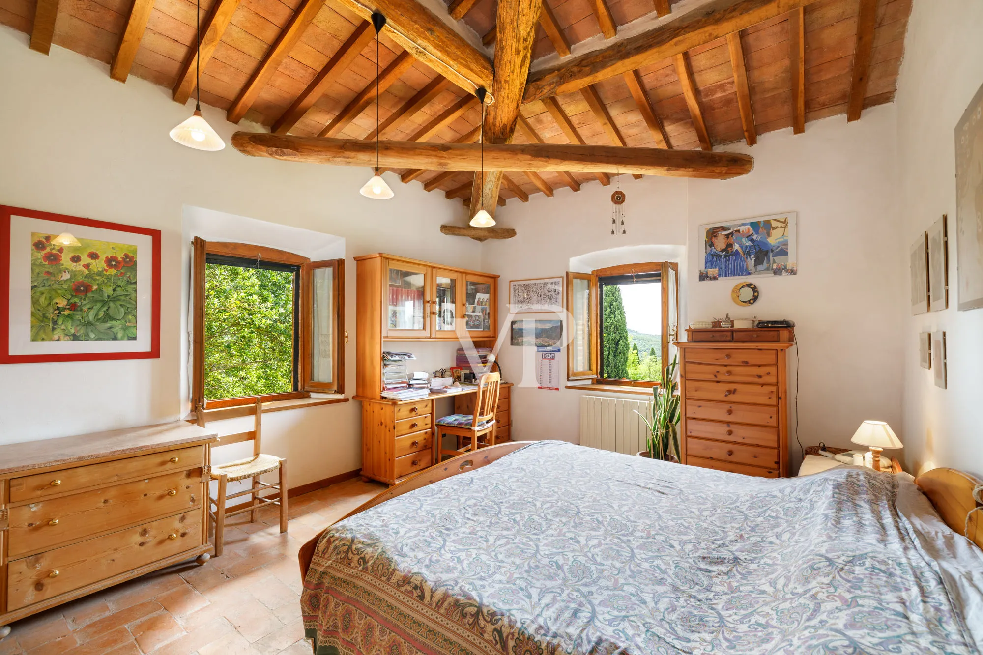 Tenuta storica con villa indipendente e due annessi immersa tra le colline toscane