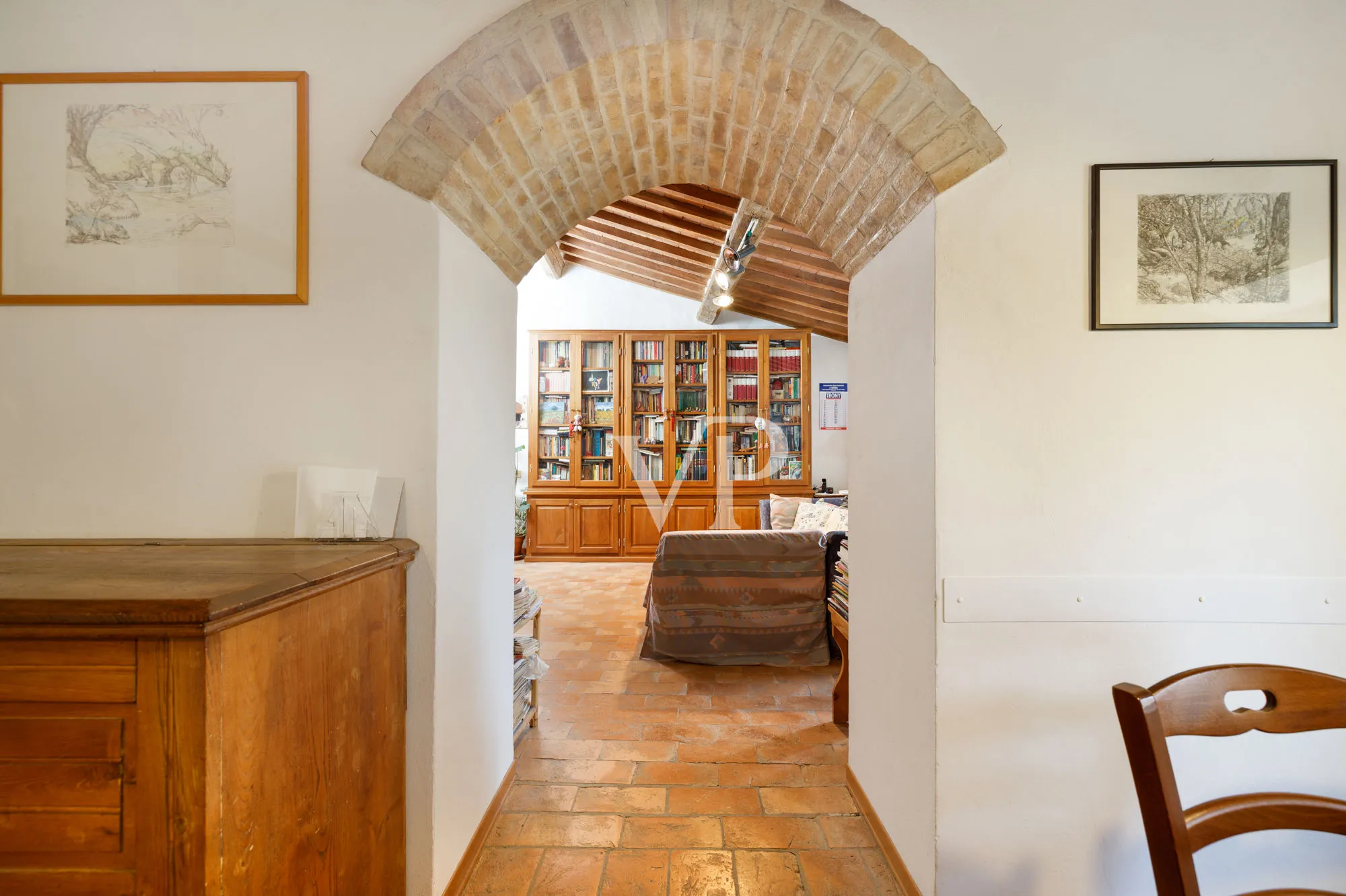Tenuta storica con villa indipendente e due annessi immersa tra le colline toscane