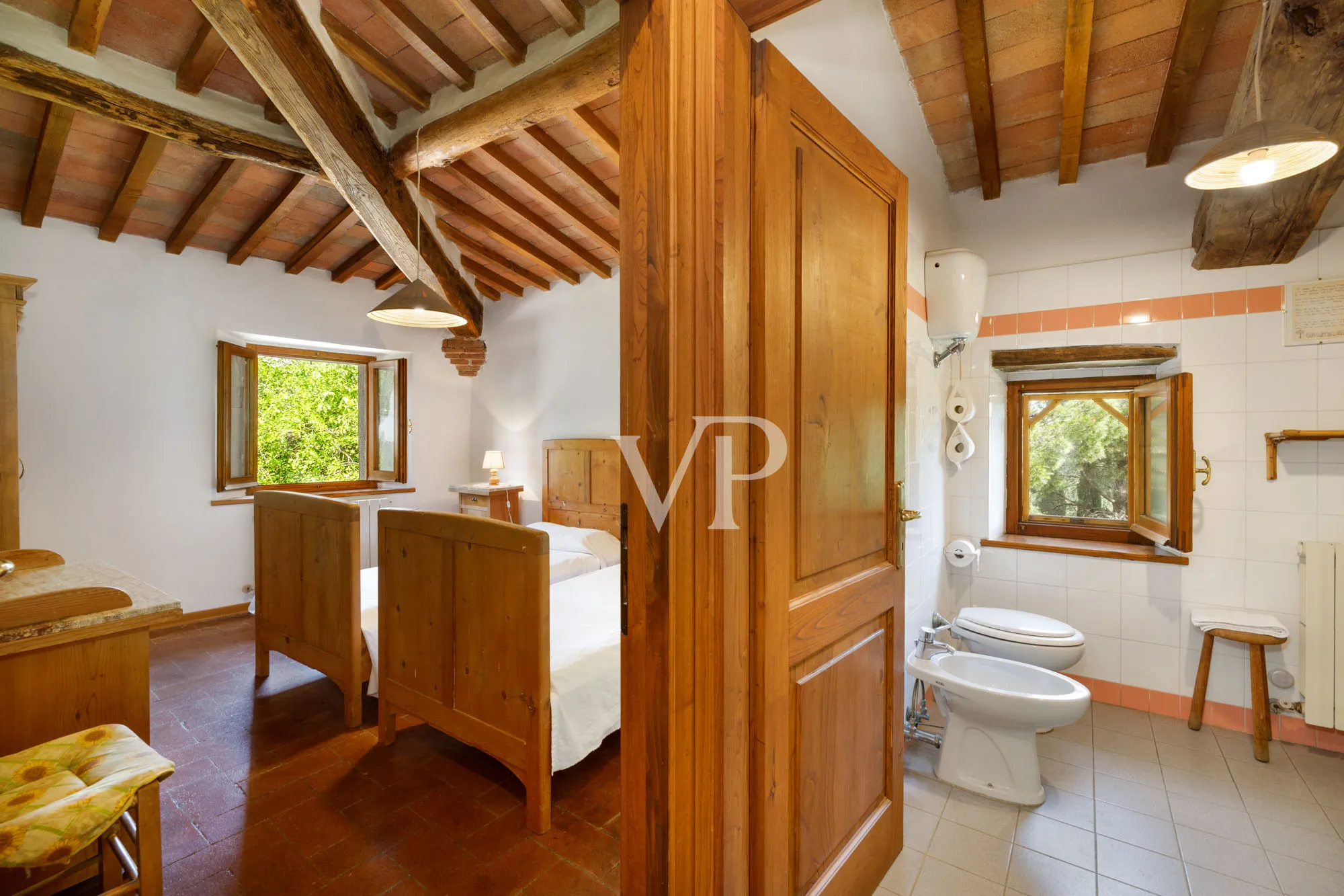 Tenuta storica con villa indipendente e due annessi immersa tra le colline toscane