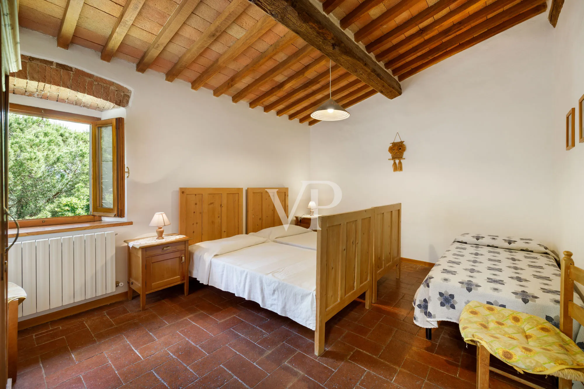 Tenuta storica con villa indipendente e due annessi immersa tra le colline toscane