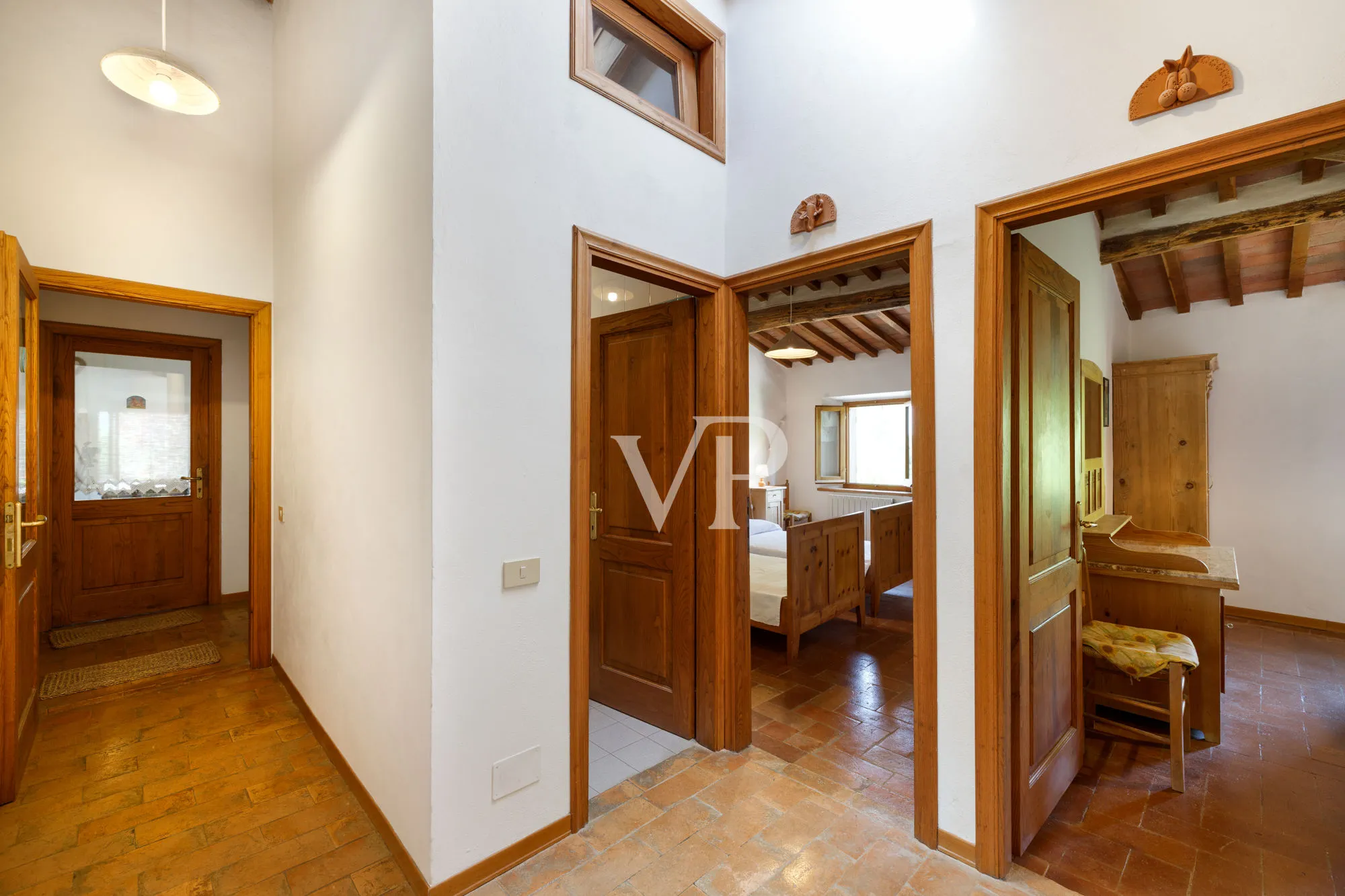 Tenuta storica con villa indipendente e due annessi immersa tra le colline toscane