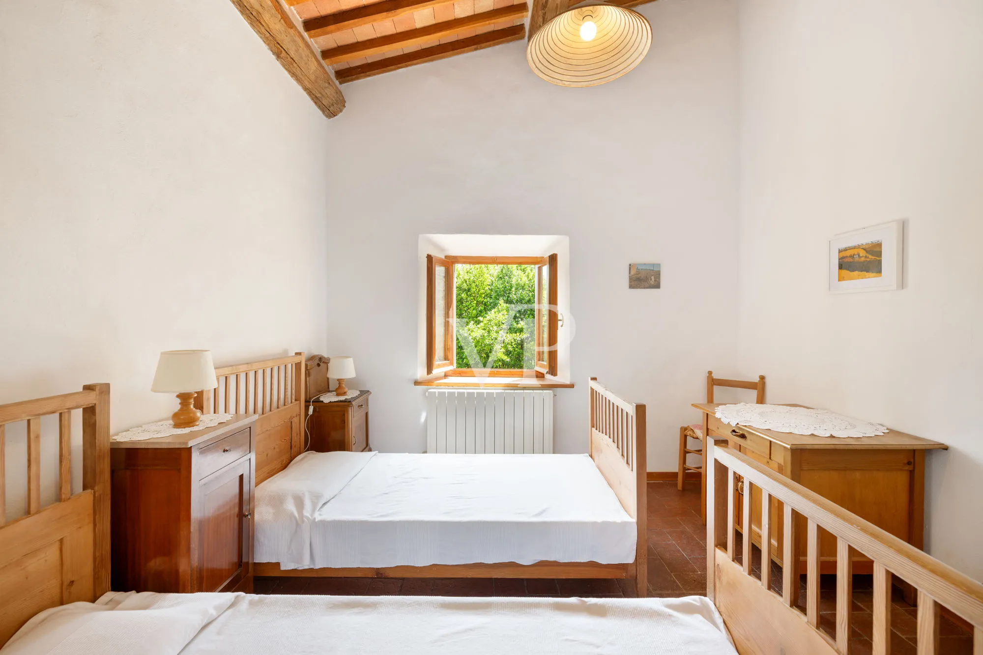 Tenuta storica con villa indipendente e due annessi immersa tra le colline toscane
