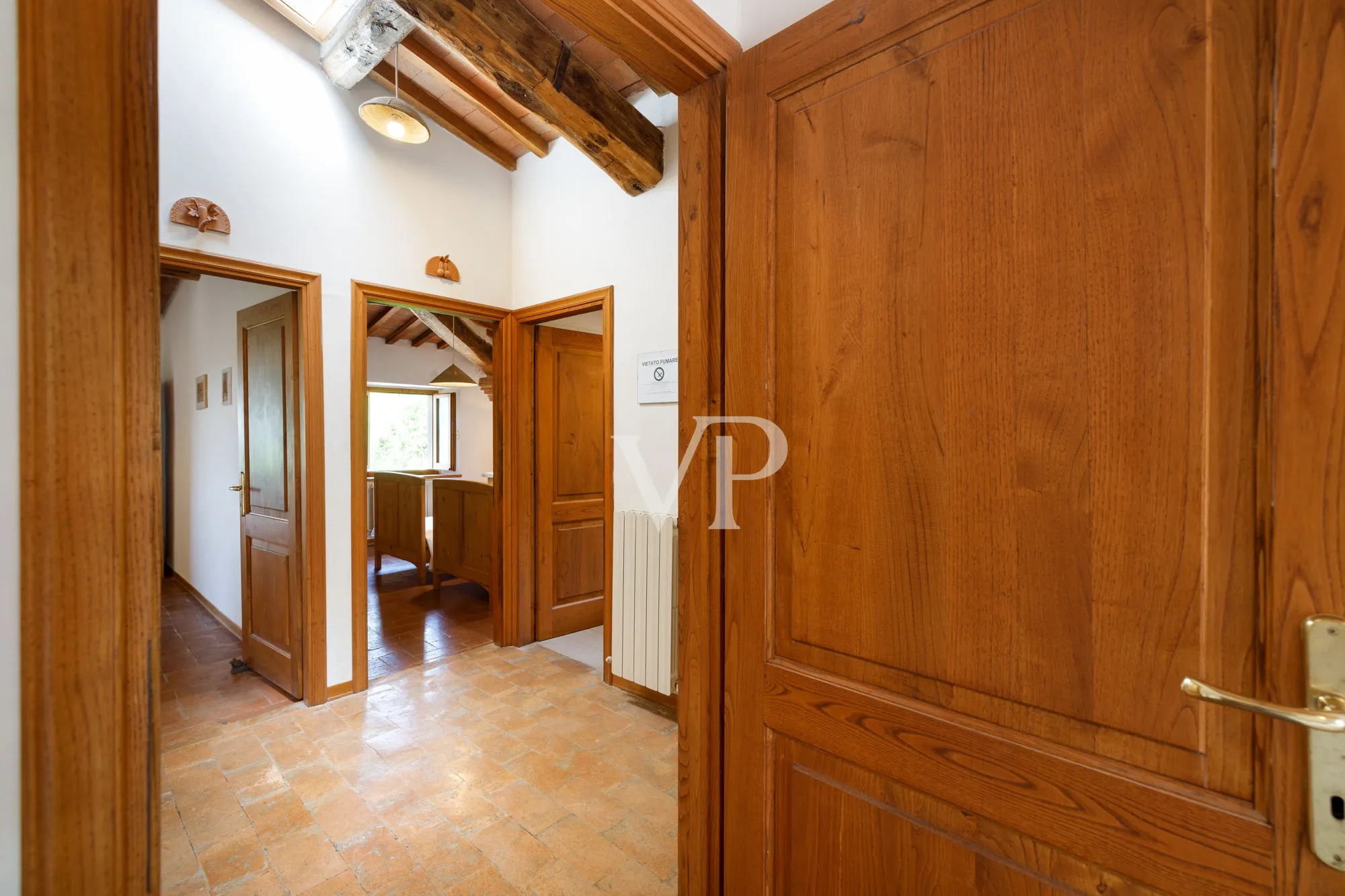 Tenuta storica con villa indipendente e due annessi immersa tra le colline toscane