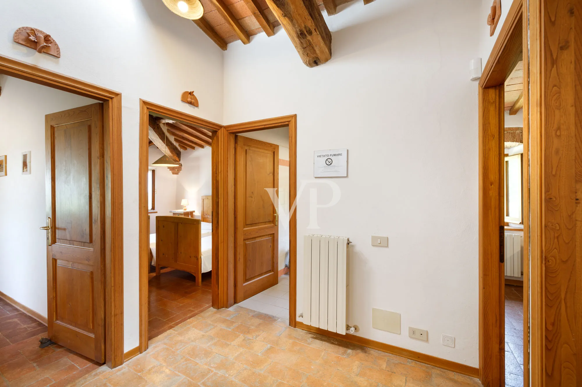 Tenuta storica con villa indipendente e due annessi immersa tra le colline toscane