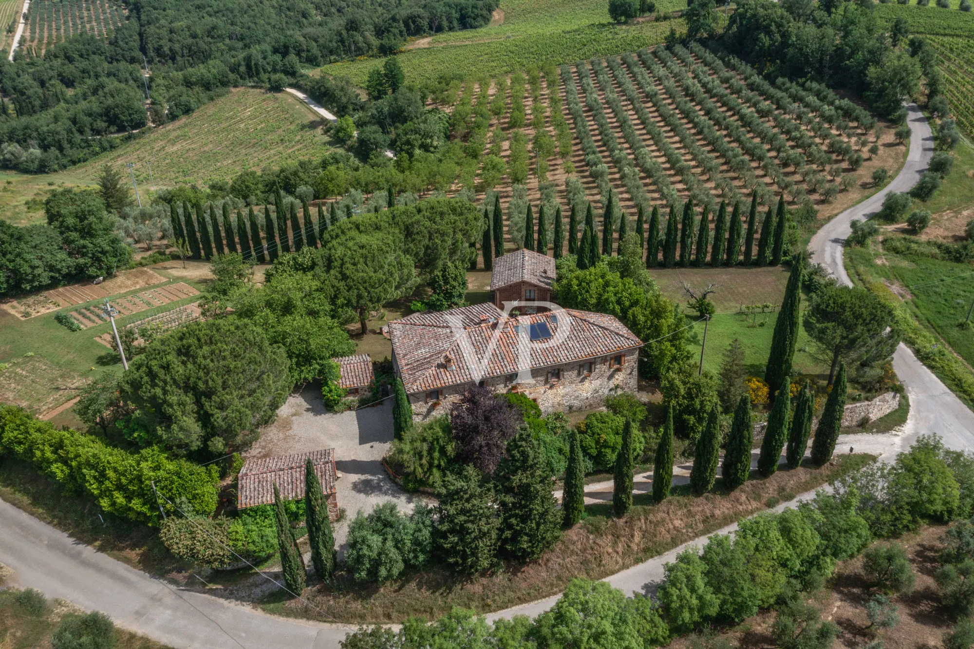Tenuta storica con villa indipendente e due annessi immersa tra le colline toscane