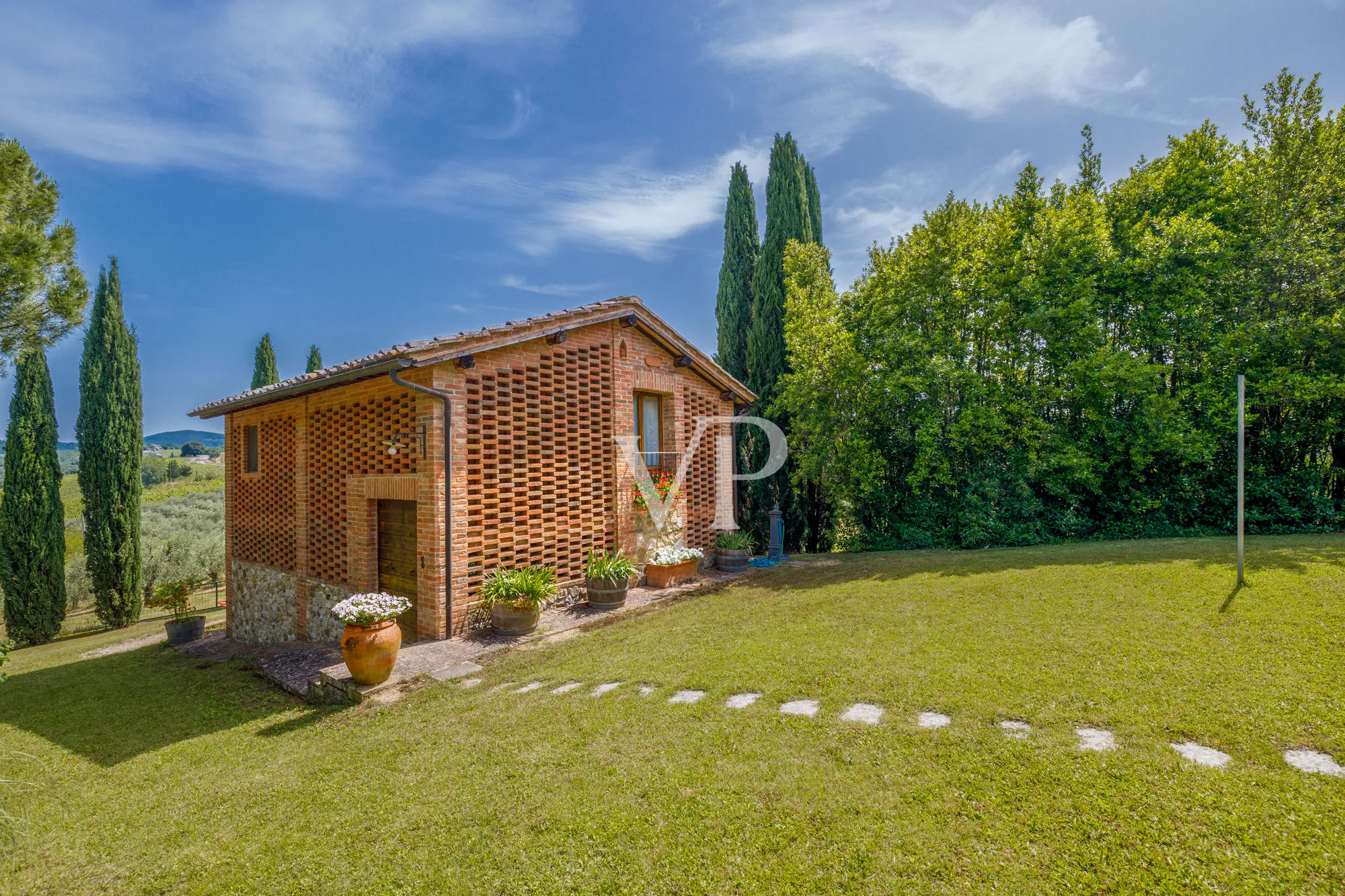 Tenuta storica con villa indipendente e due annessi immersa tra le colline toscane