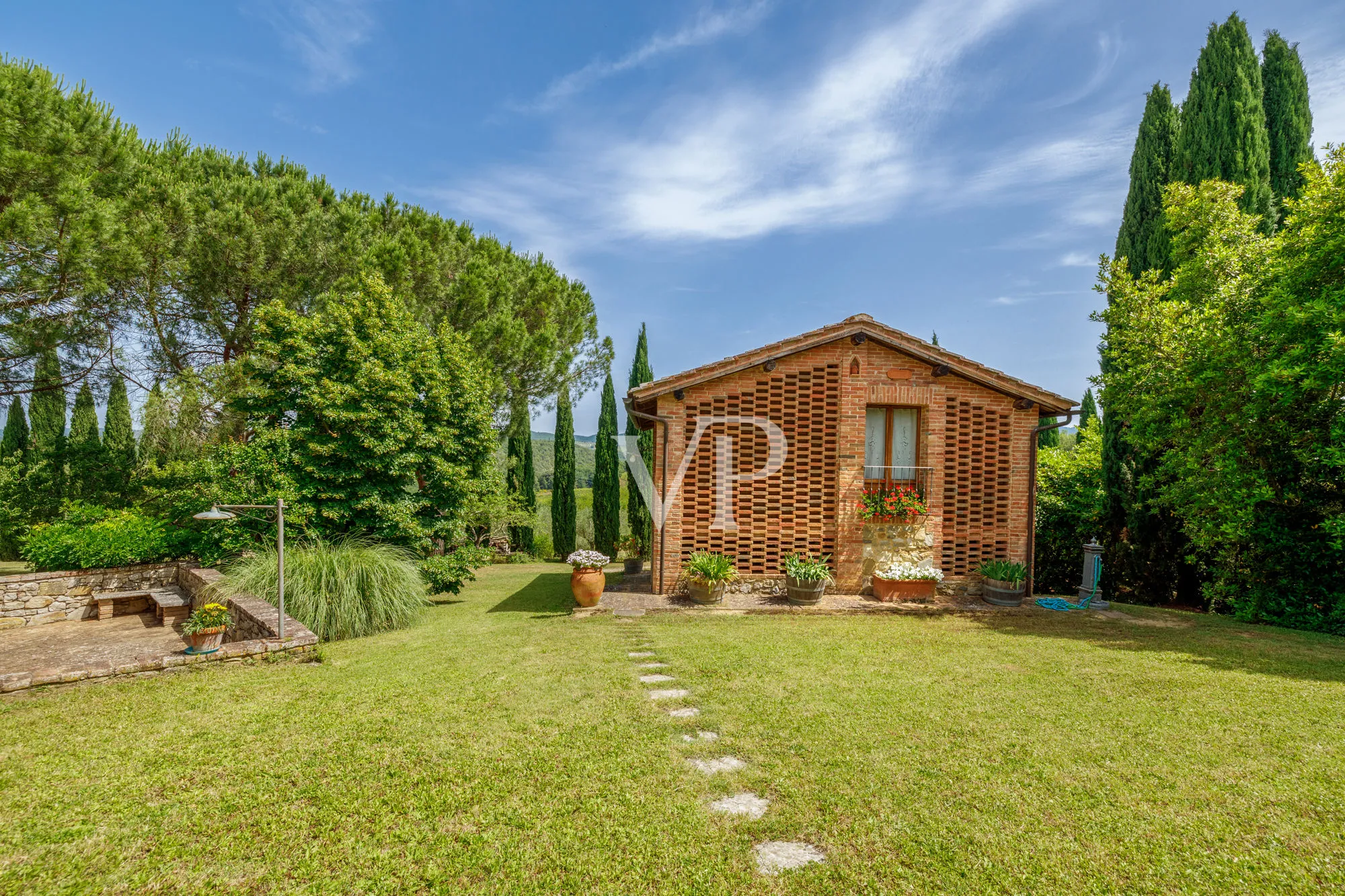 Tenuta storica con villa indipendente e due annessi immersa tra le colline toscane
