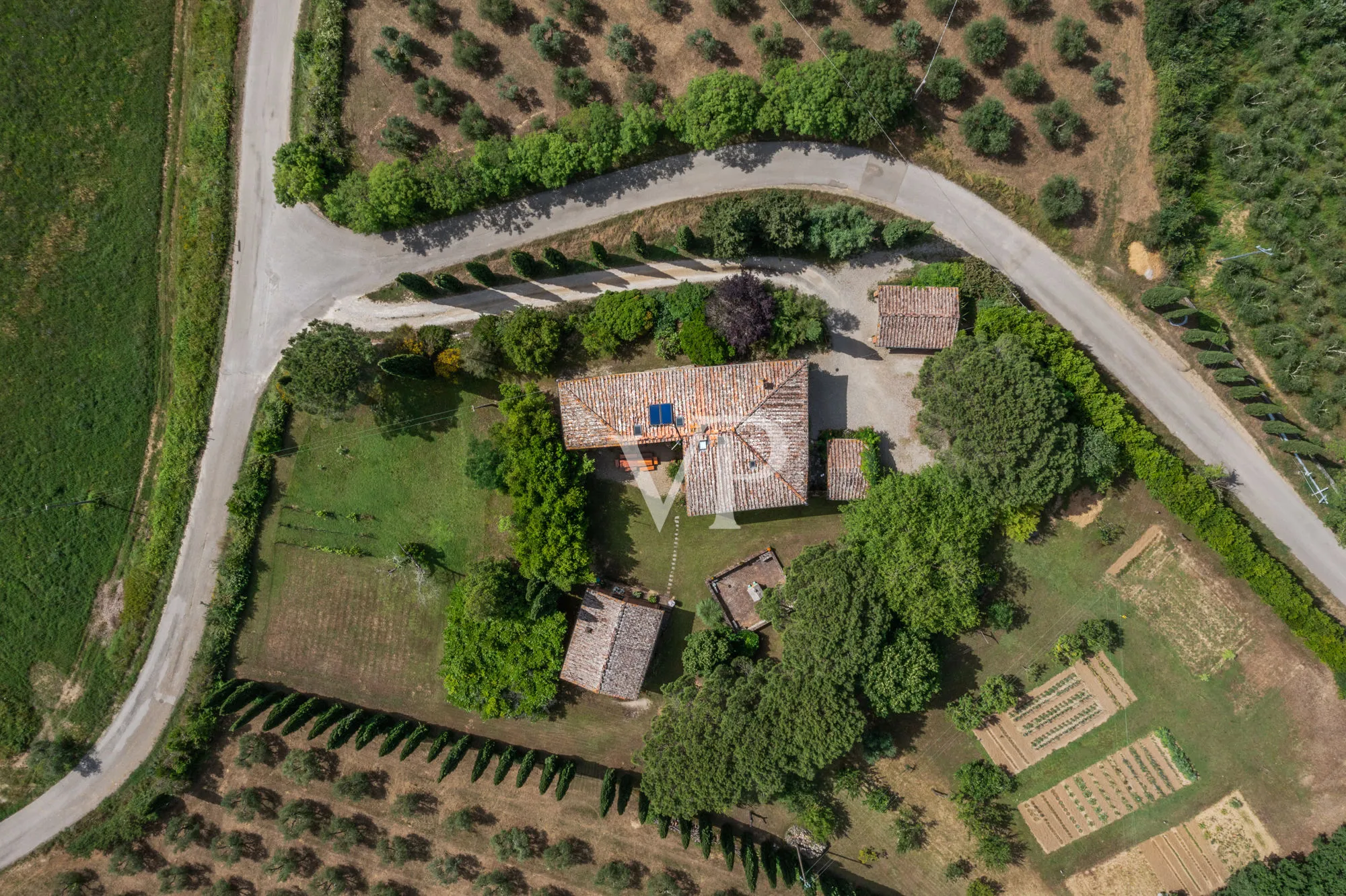 Tenuta storica con villa indipendente e due annessi immersa tra le colline toscane