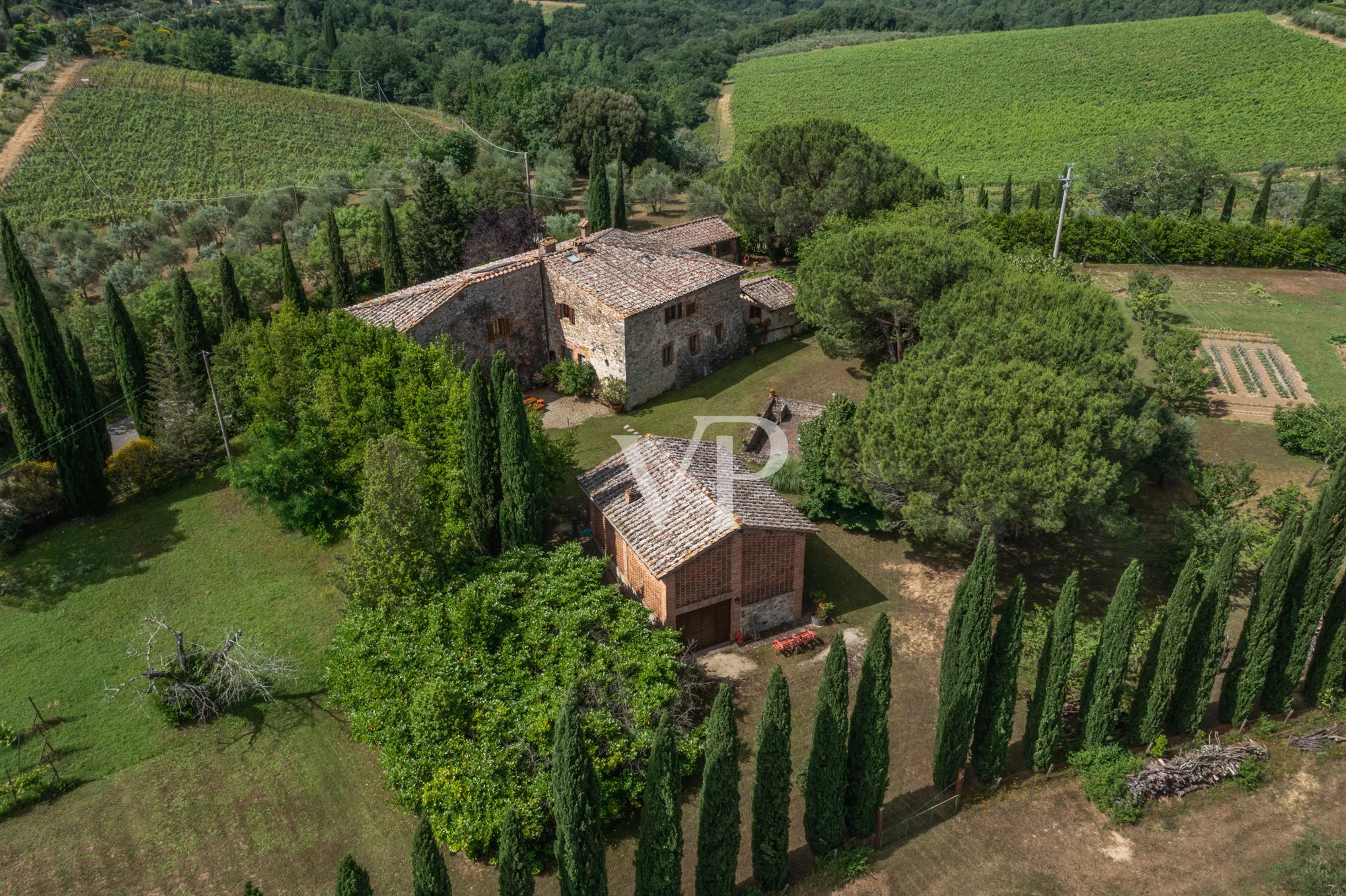 Tenuta storica con villa indipendente e due annessi immersa tra le colline toscane