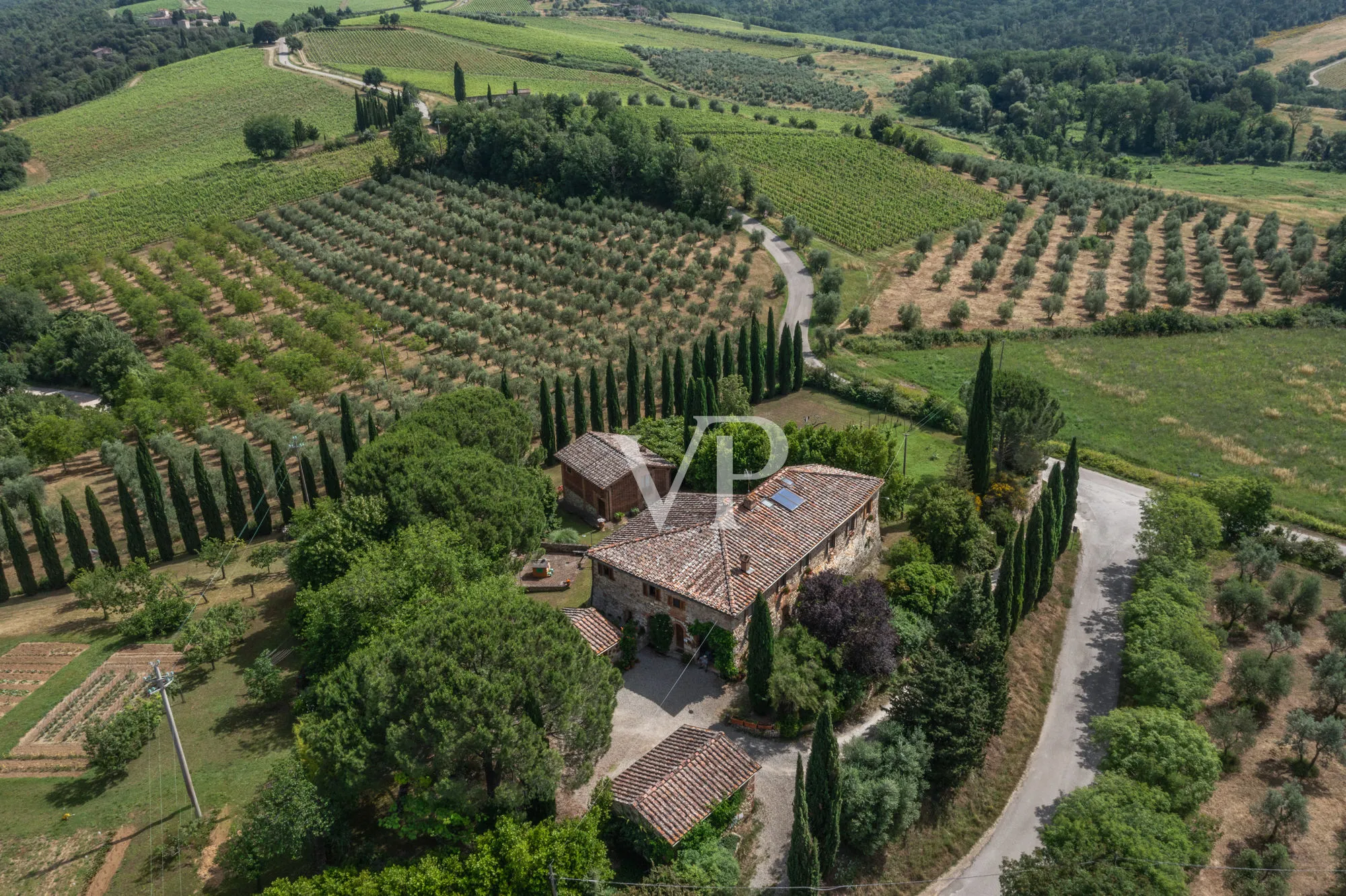 Tenuta storica con villa indipendente e due annessi immersa tra le colline toscane