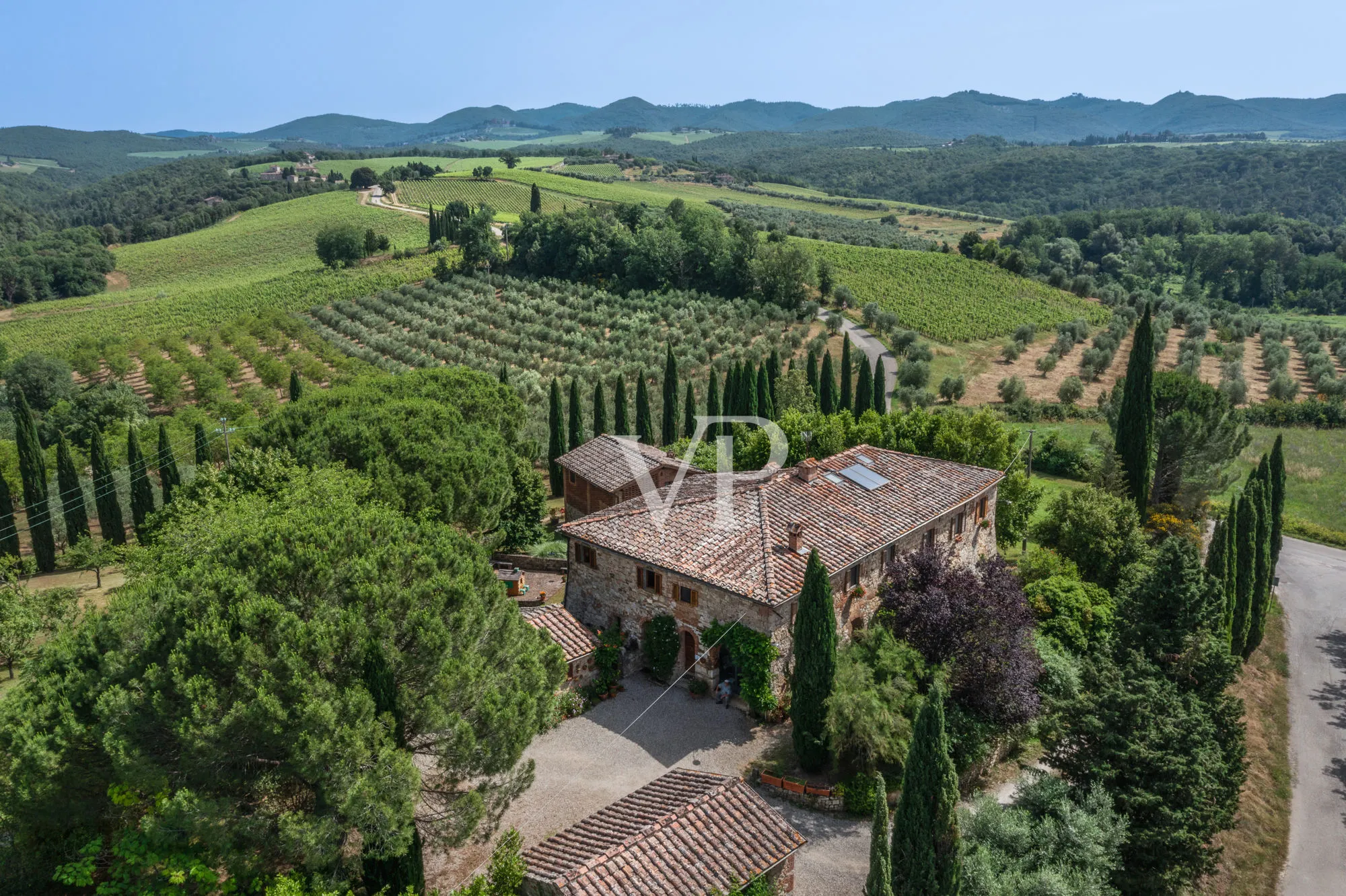 Tenuta storica con villa indipendente e due annessi immersa tra le colline toscane
