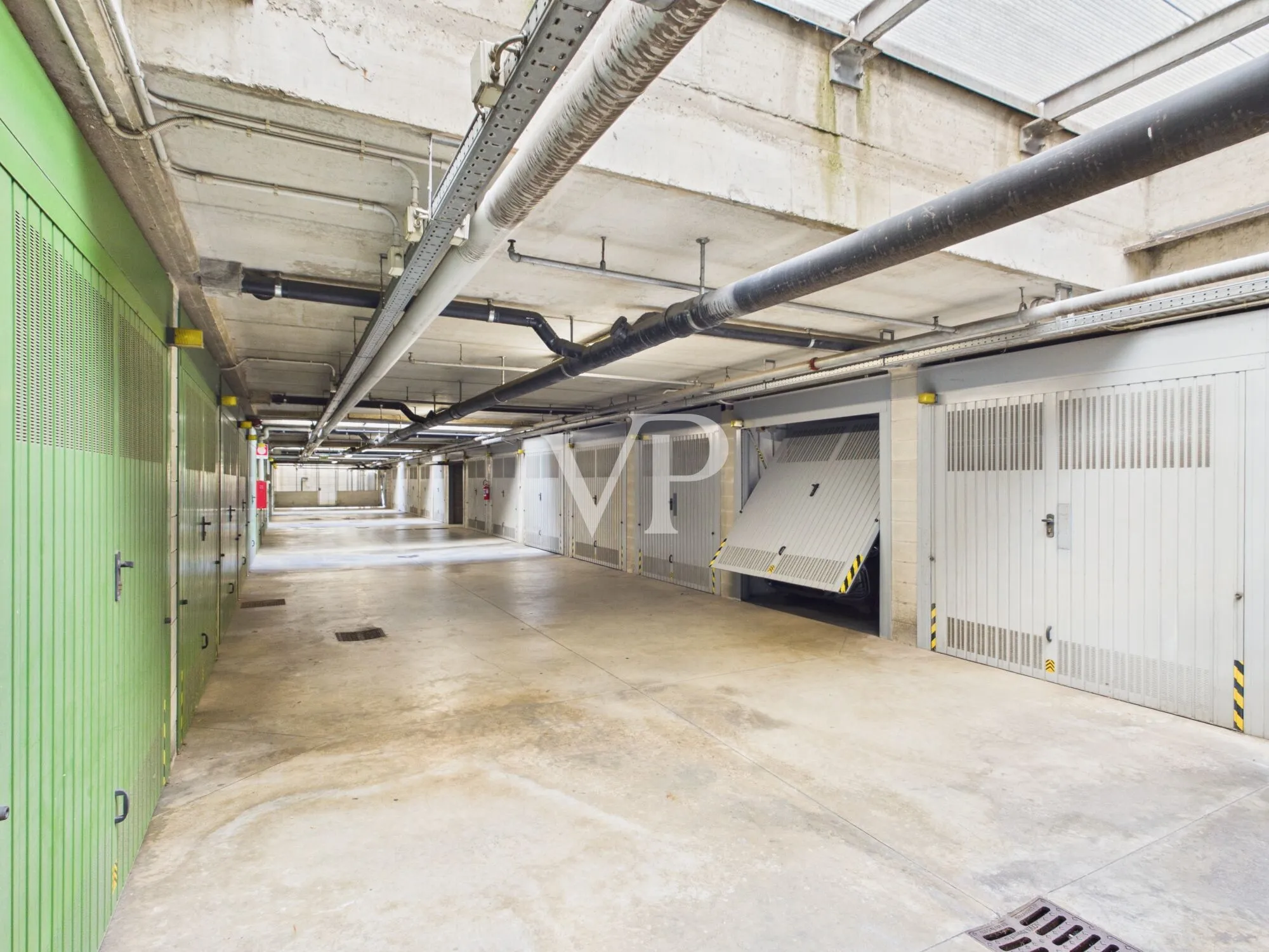 Renovated three-room apartment on an upper floor with a garage