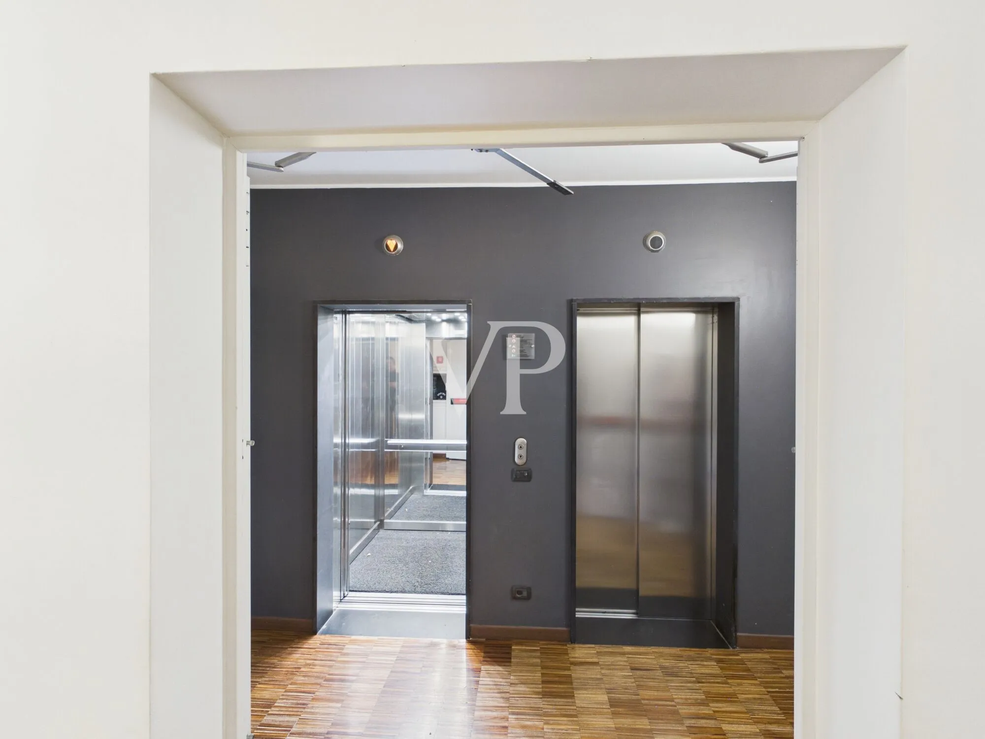 Renovated three-room apartment on an upper floor with a garage