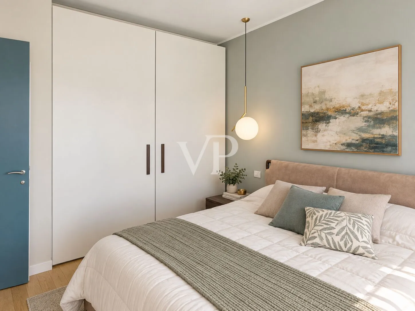 Renovated three-room apartment on an upper floor with a garage