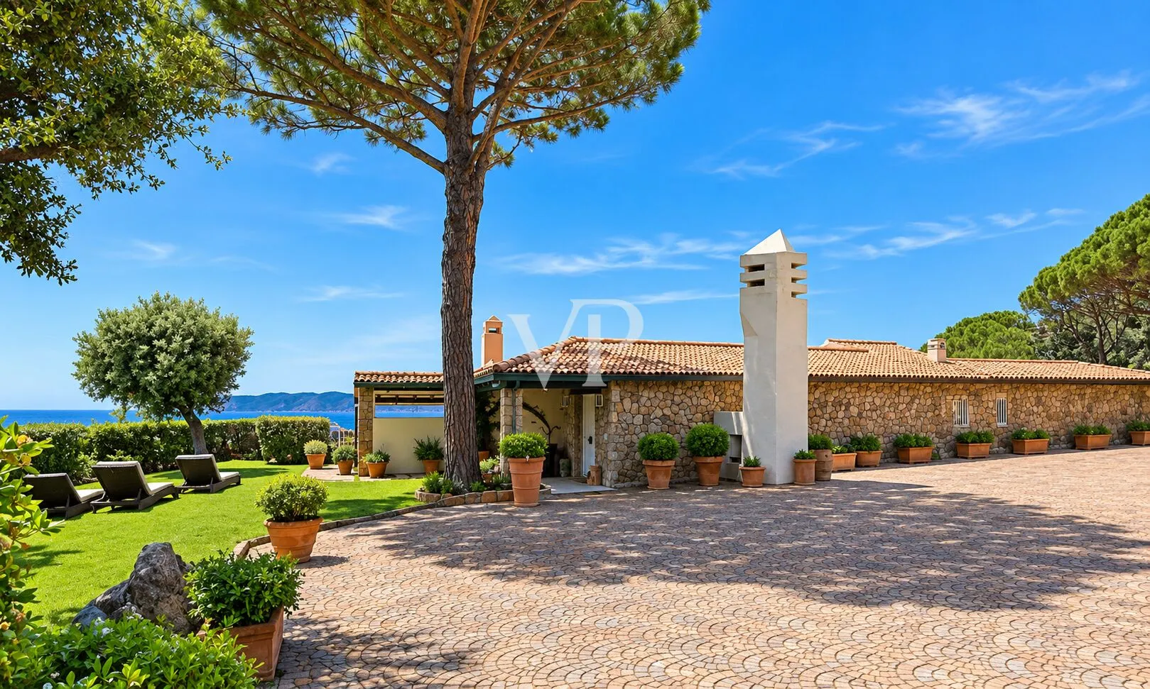 Villa mit Panoramablick auf das Meer mit direktem Zugang und Pool in Cala Piccola