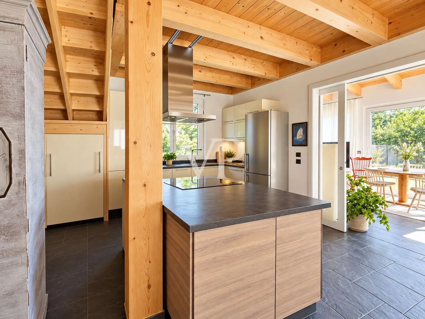 Sehr helle Villa mit großem Garten, gebaut in energieeffizientem Gebäude mit Photovoltaik-Anlage