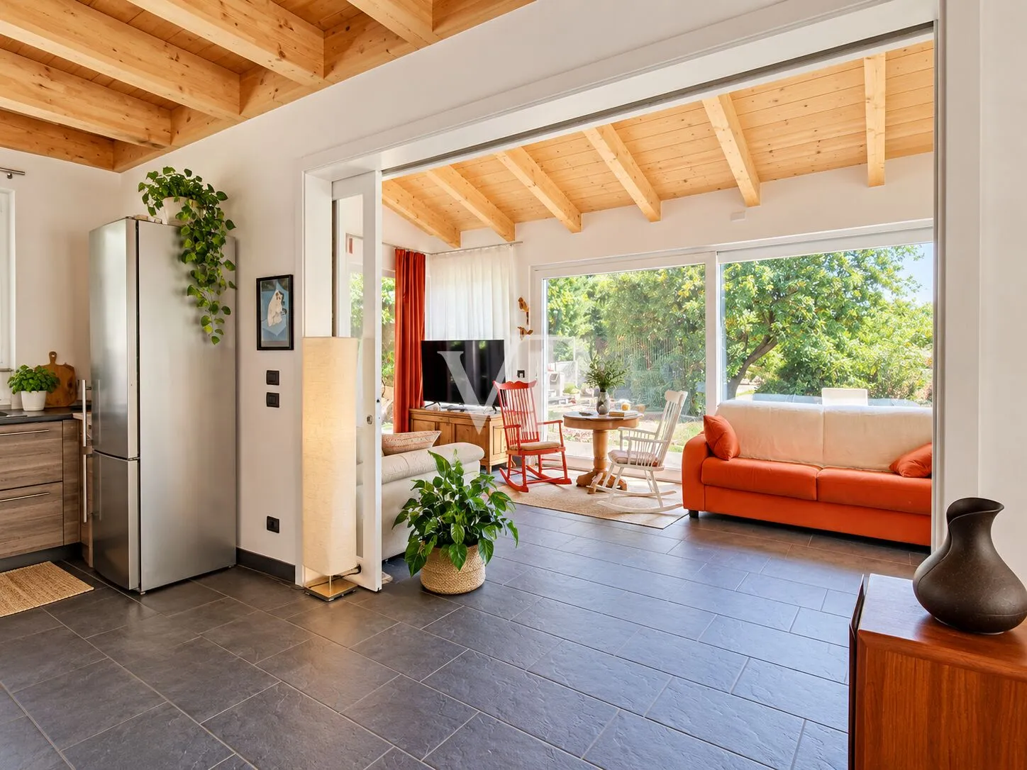 Sehr helle Villa mit großem Garten, gebaut in energieeffizientem Gebäude mit Photovoltaik-Anlage