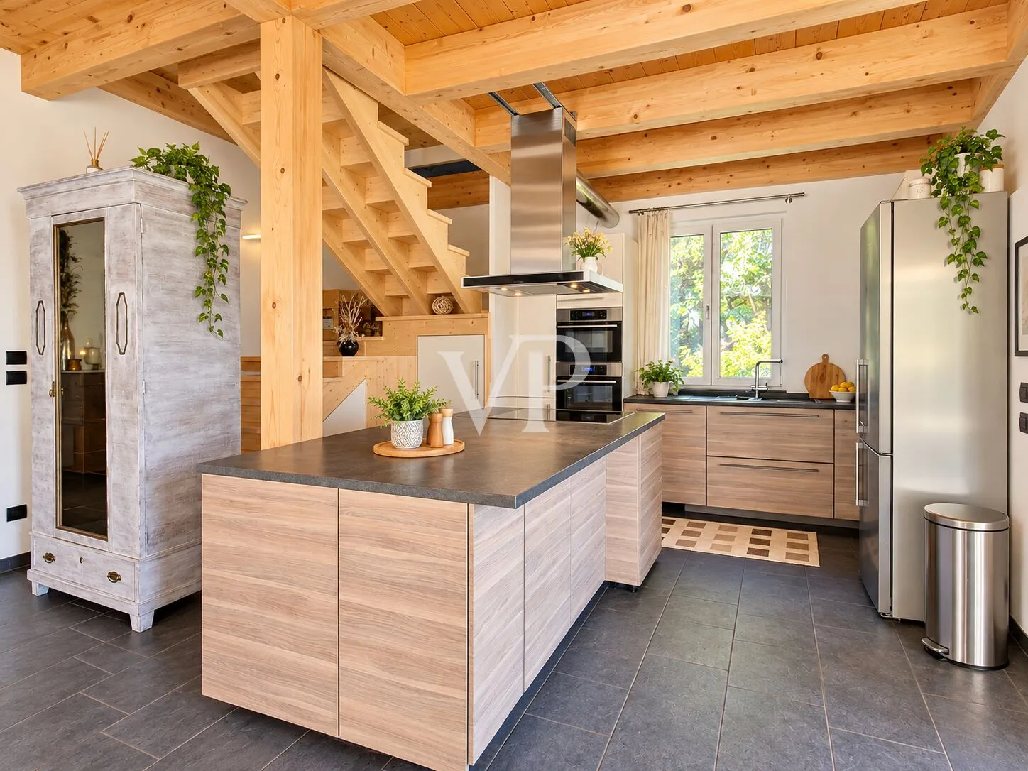 Sehr helle Villa mit großem Garten, gebaut in energieeffizientem Gebäude mit Photovoltaik-Anlage