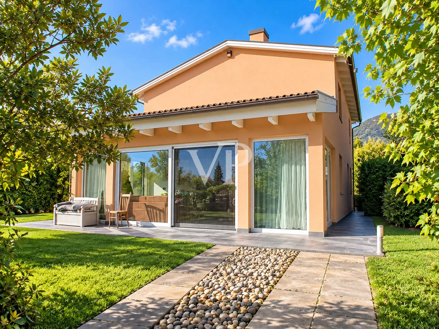 Sehr helle Villa mit großem Garten, gebaut in energieeffizientem Gebäude mit Photovoltaik-Anlage