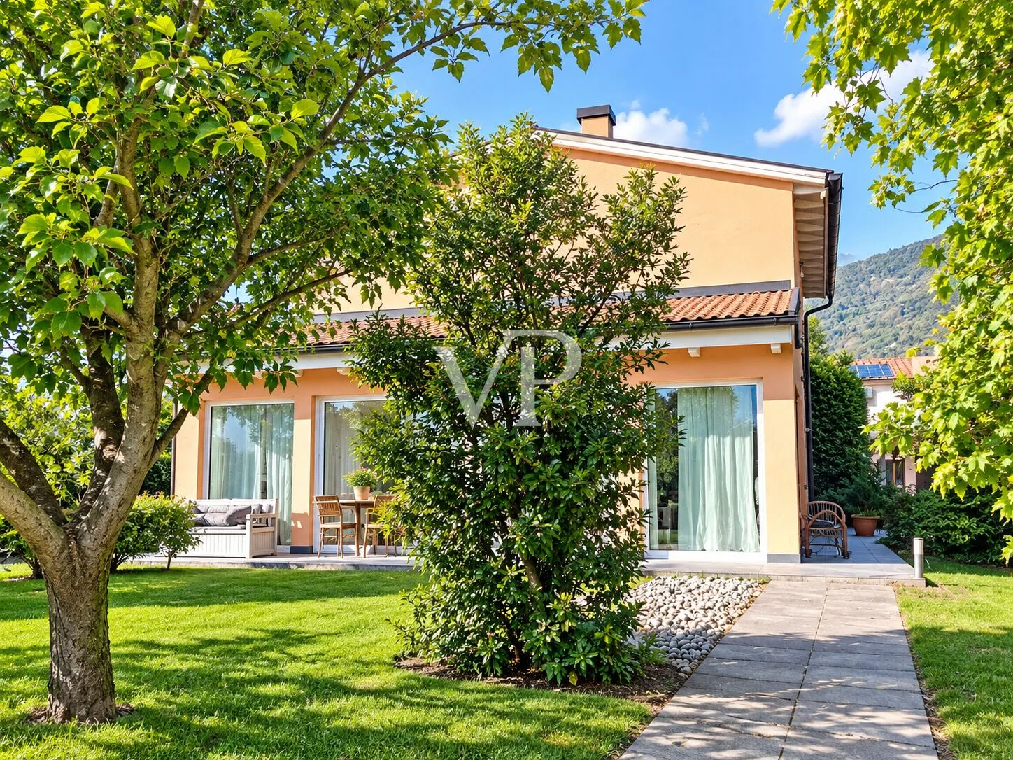 Sehr helle Villa mit großem Garten, gebaut in energieeffizientem Gebäude mit Photovoltaik-Anlage