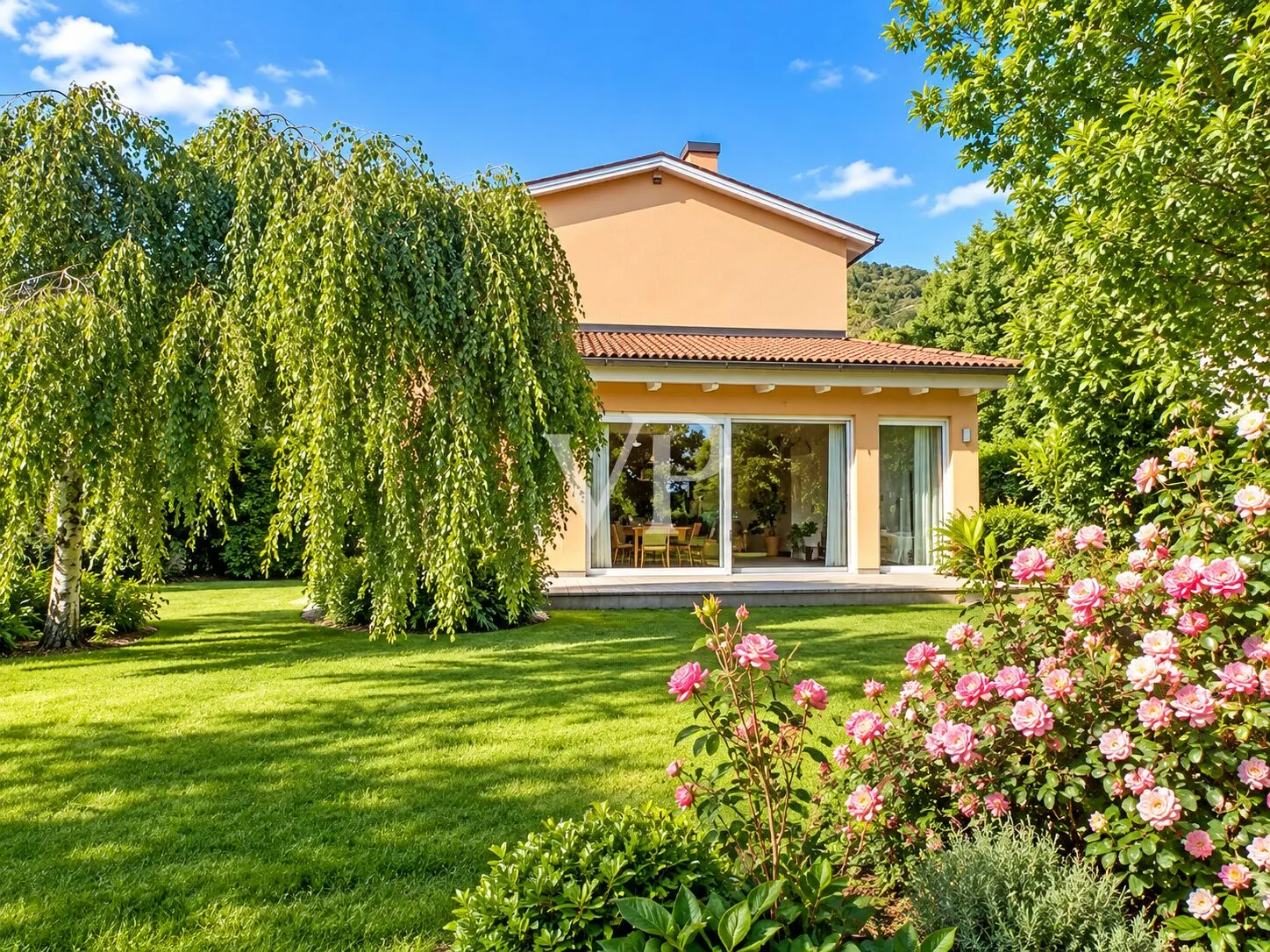 Sehr helle Villa mit großem Garten, gebaut in energieeffizientem Gebäude mit Photovoltaik-Anlage