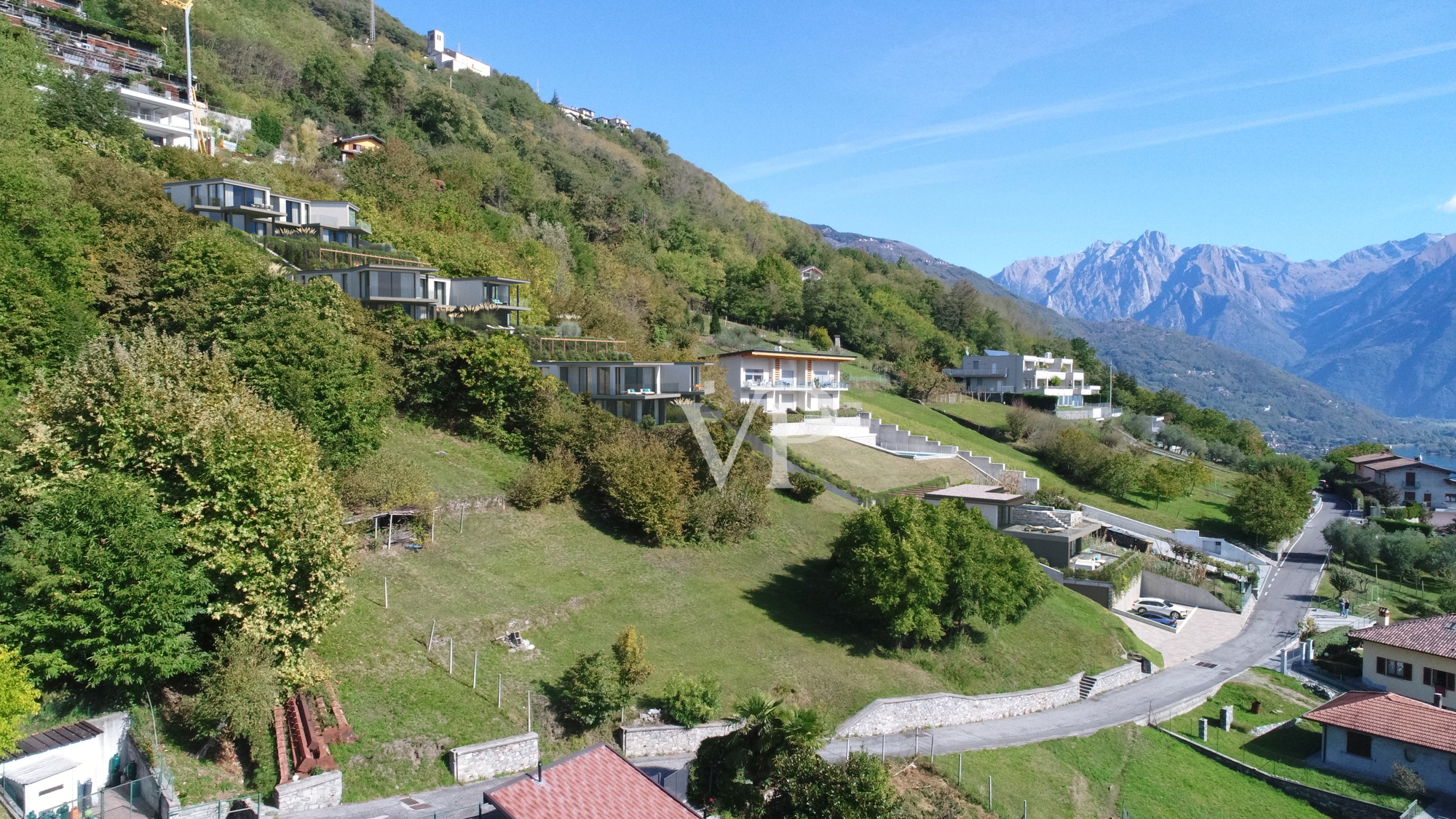 Prestigeträchtiges Wohnprojekt mit 12 Wohnungen und Villa in Vercana mit spektakulärem Blick auf den Comer See