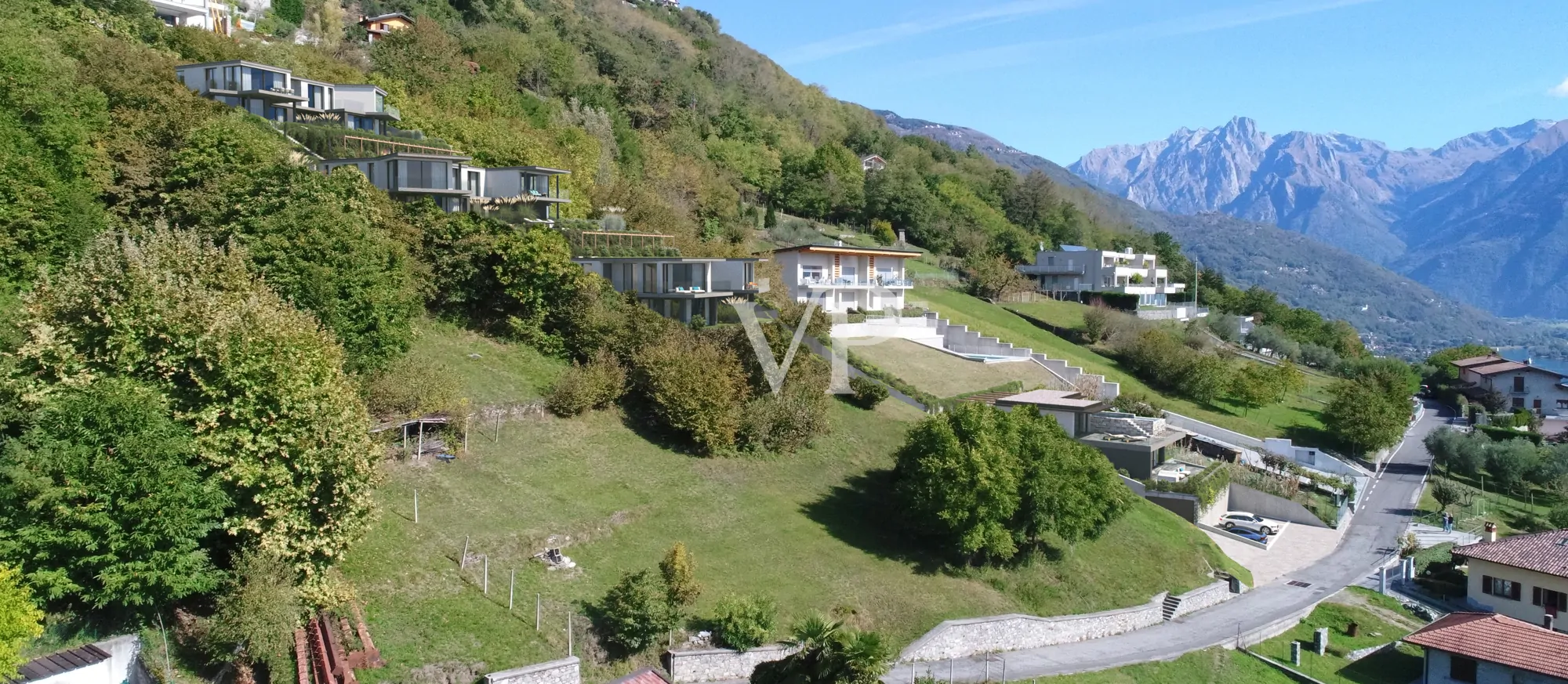Prestigeträchtiges Wohnprojekt mit 12 Wohnungen und Villa in Vercana mit spektakulärem Blick auf den Comer See