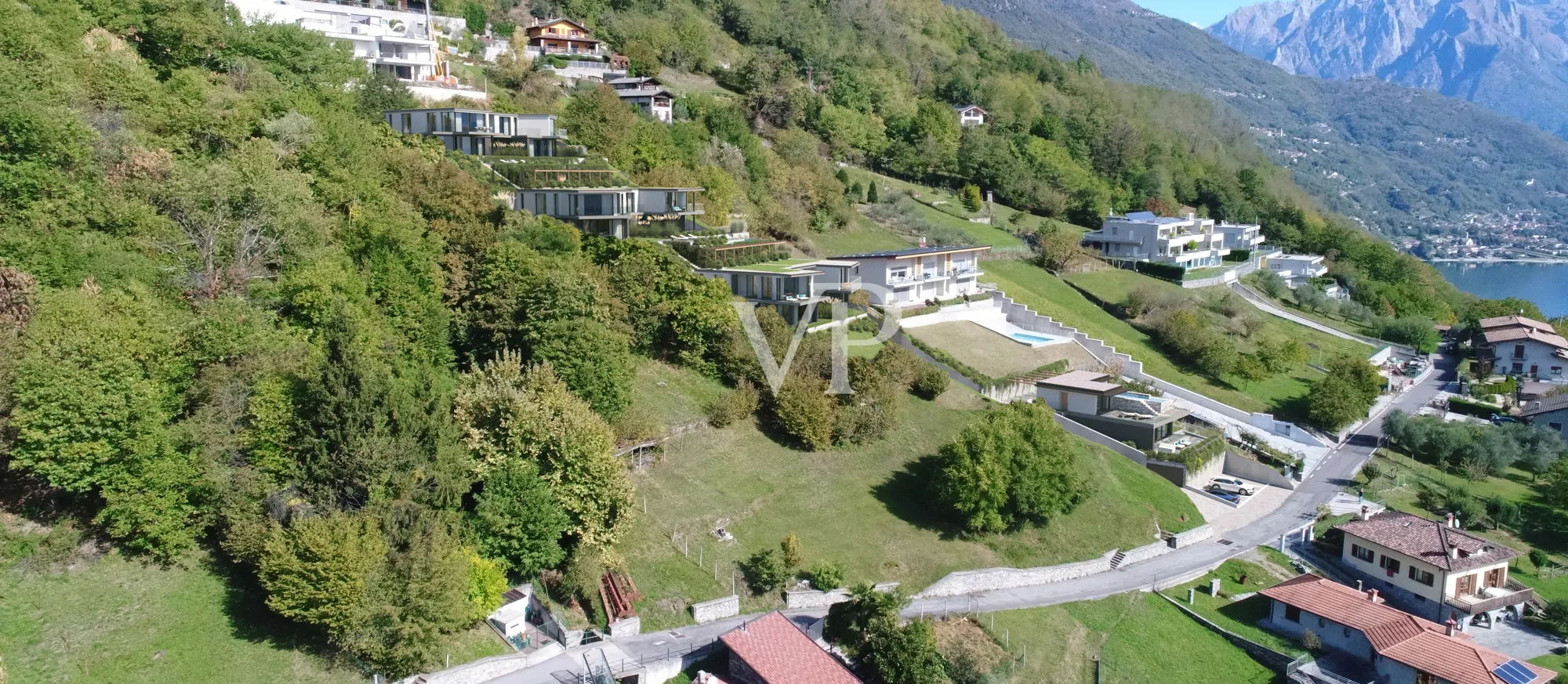 Prestigeträchtiges Wohnprojekt mit 12 Wohnungen und Villa in Vercana mit spektakulärem Blick auf den Comer See